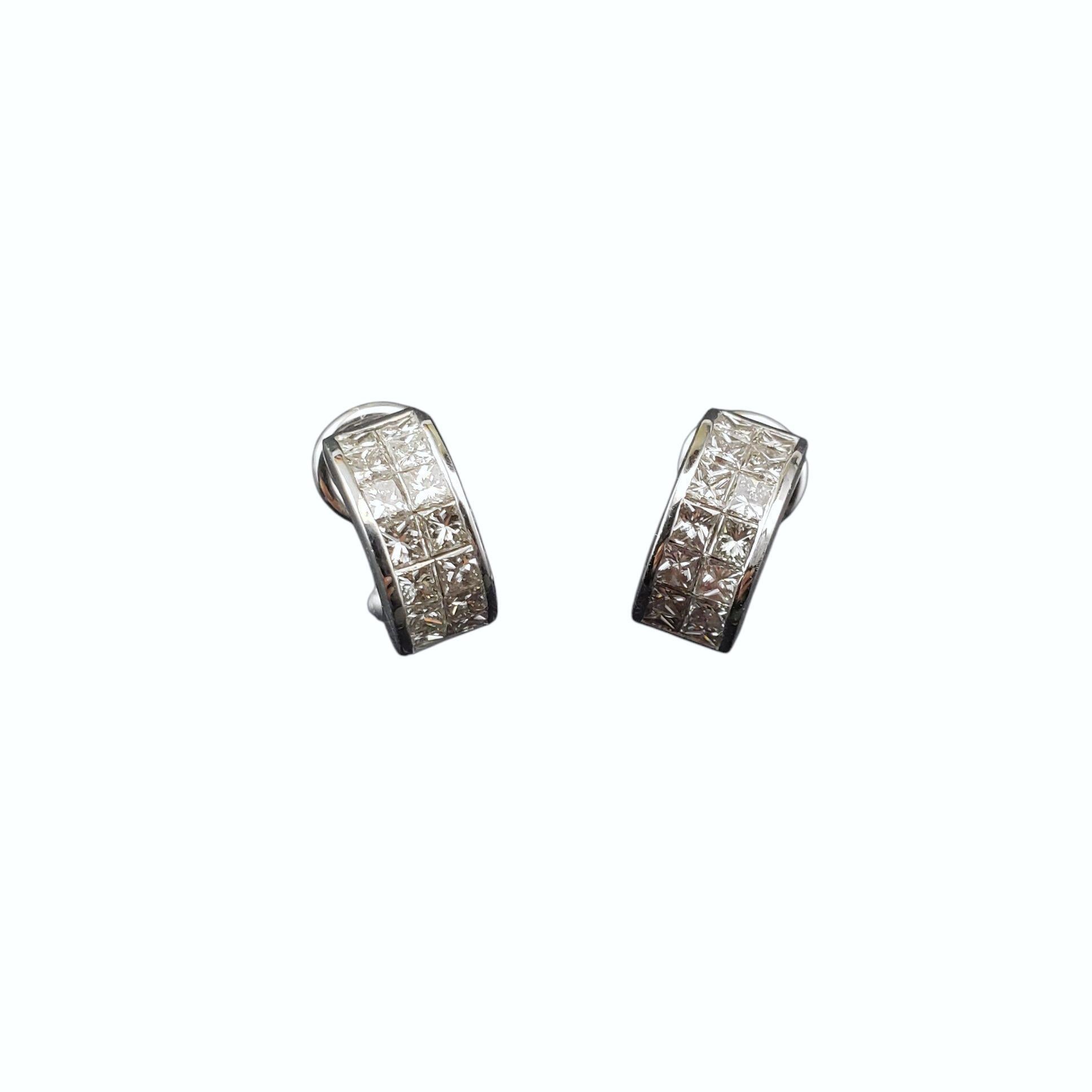 18 Karat Weißgold und Diamanten Omega Back Ohrringe JAGi Certified-

Setzen Sie mit diesen atemberaubenden Ohrringen aus 18 Karat Weißgold ein Zeichen zeitloser Eleganz. Jeder Ohrring ist mit 14 unsichtbar gefassten Diamanten im Prinzessinnenschliff
