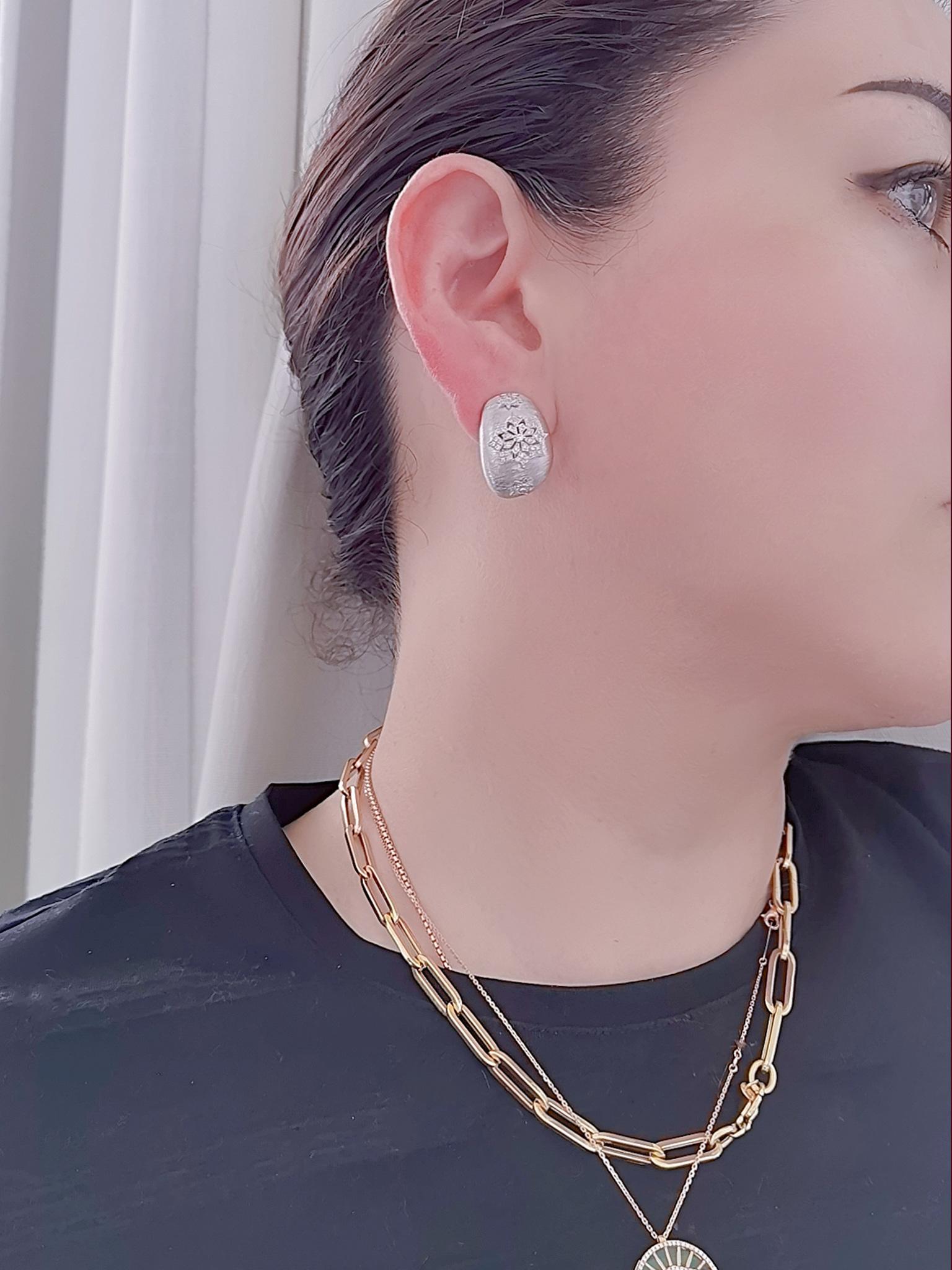 durchbrochene Diamant-Ohrringe aus 18 Karat Weißgold mit Florentiner Finish

118 Diamanten - 0,46 CT
18K Weißgold - 11.62 GM

Das Familienunternehmen Althoff Jewelry hat eine Mission - elegante, luxuriöse und anmutige Stücke zu kreieren. Entdecken