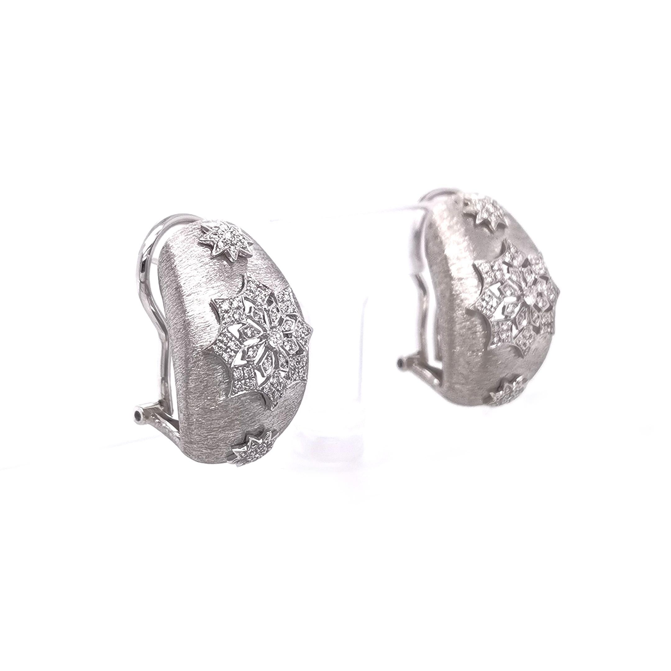 18 Karat Weißgold Diamant-Ohrringe mit durchbrochener Oberfläche in florentinischem Finish (Rundschliff)