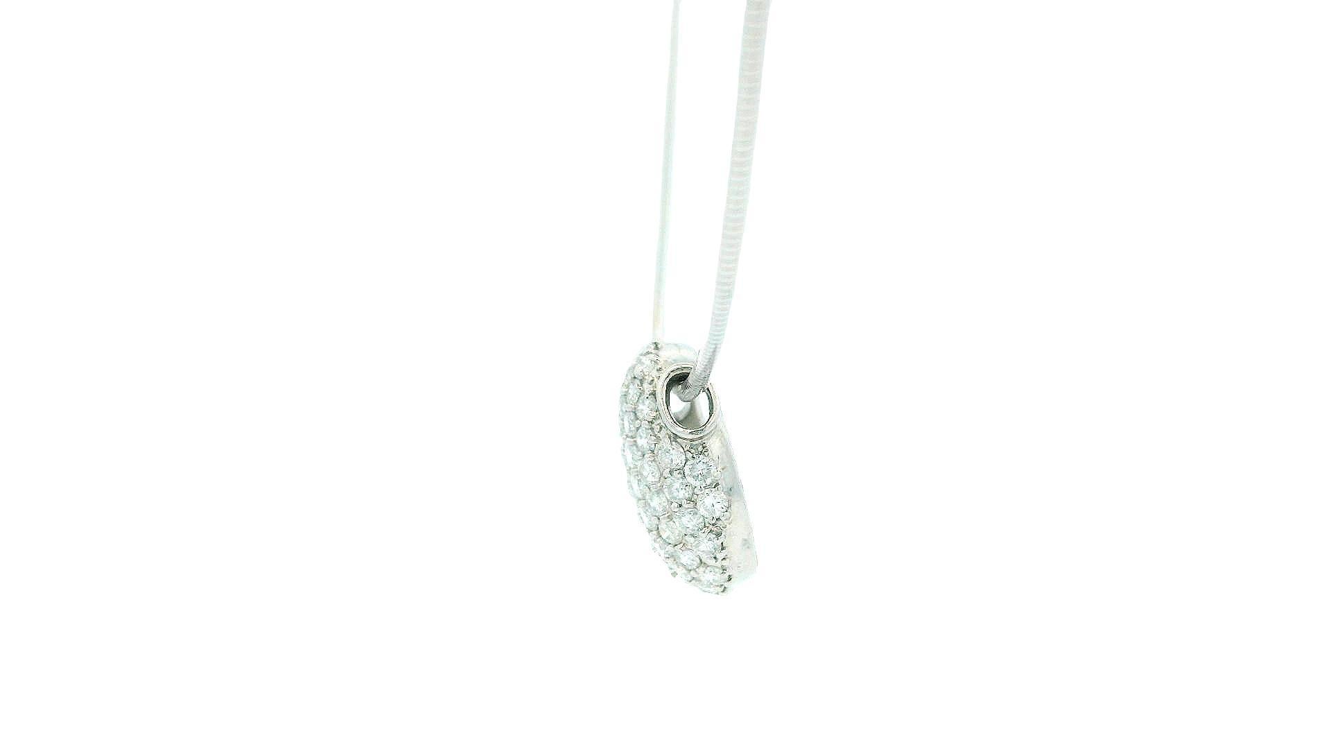 La collana è un pezzo accattivante che esemplifica l'eleganza moderna e l'abilità artistica. Realizzato in oro bianco 18 carati, emana una lucentezza lussuosa che ne esalta la bellezza complessiva. L'elemento di spicco è la splendida serie di