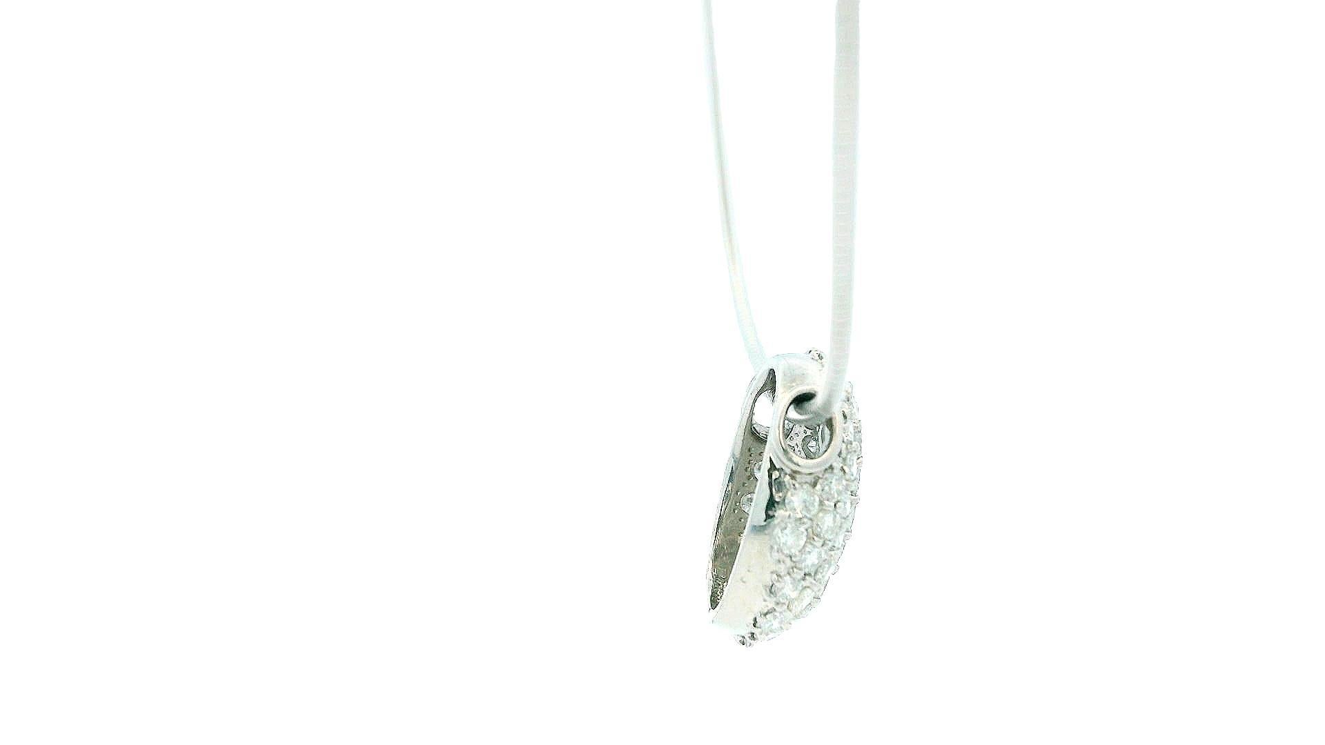 Collana con ciondolo ovale di diamanti in oro bianco 18K In condizioni buone in vendita a Great Neck Plaza, NY