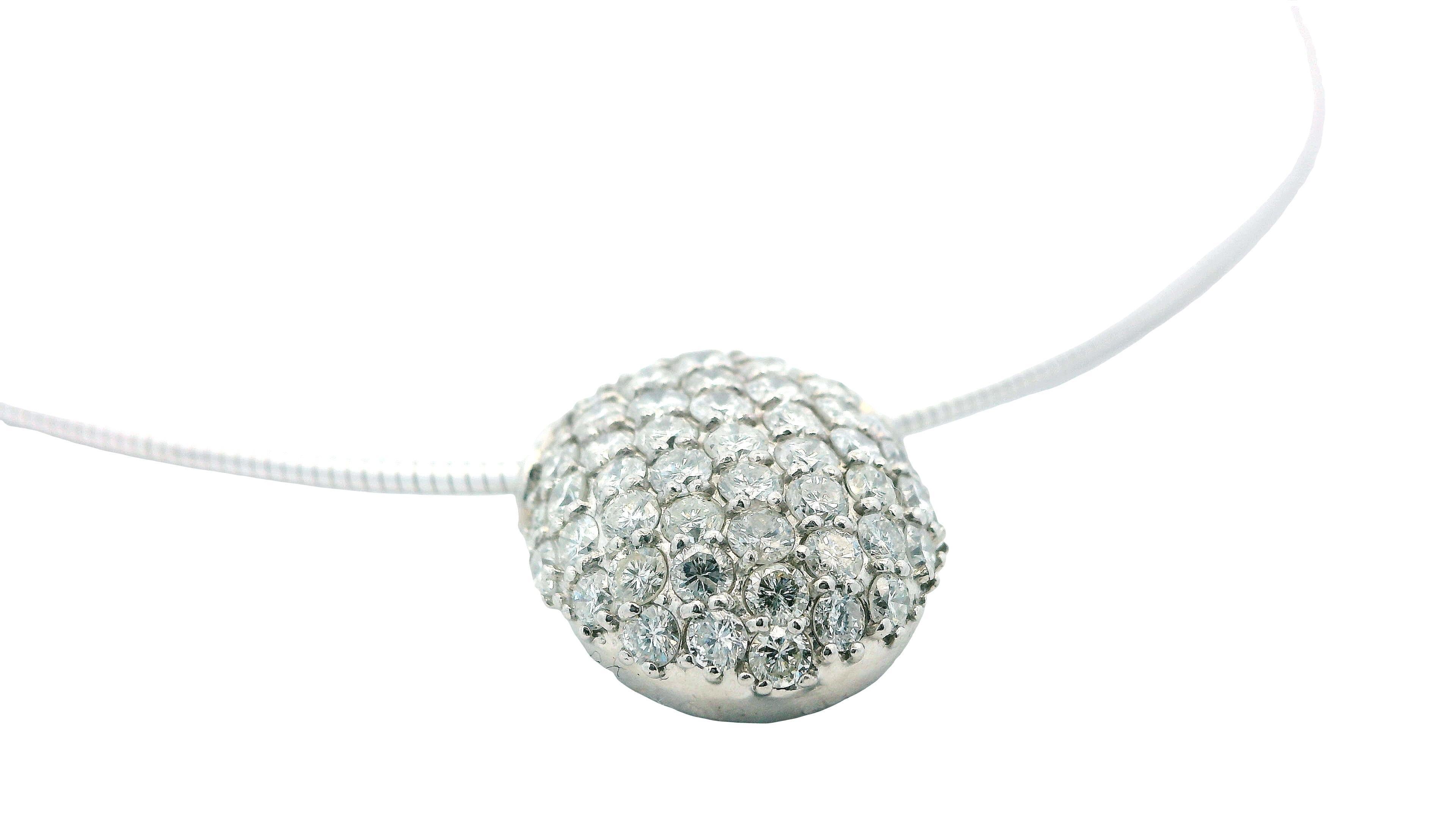 Collana con ciondolo ovale di diamanti in oro bianco 18K in vendita 1