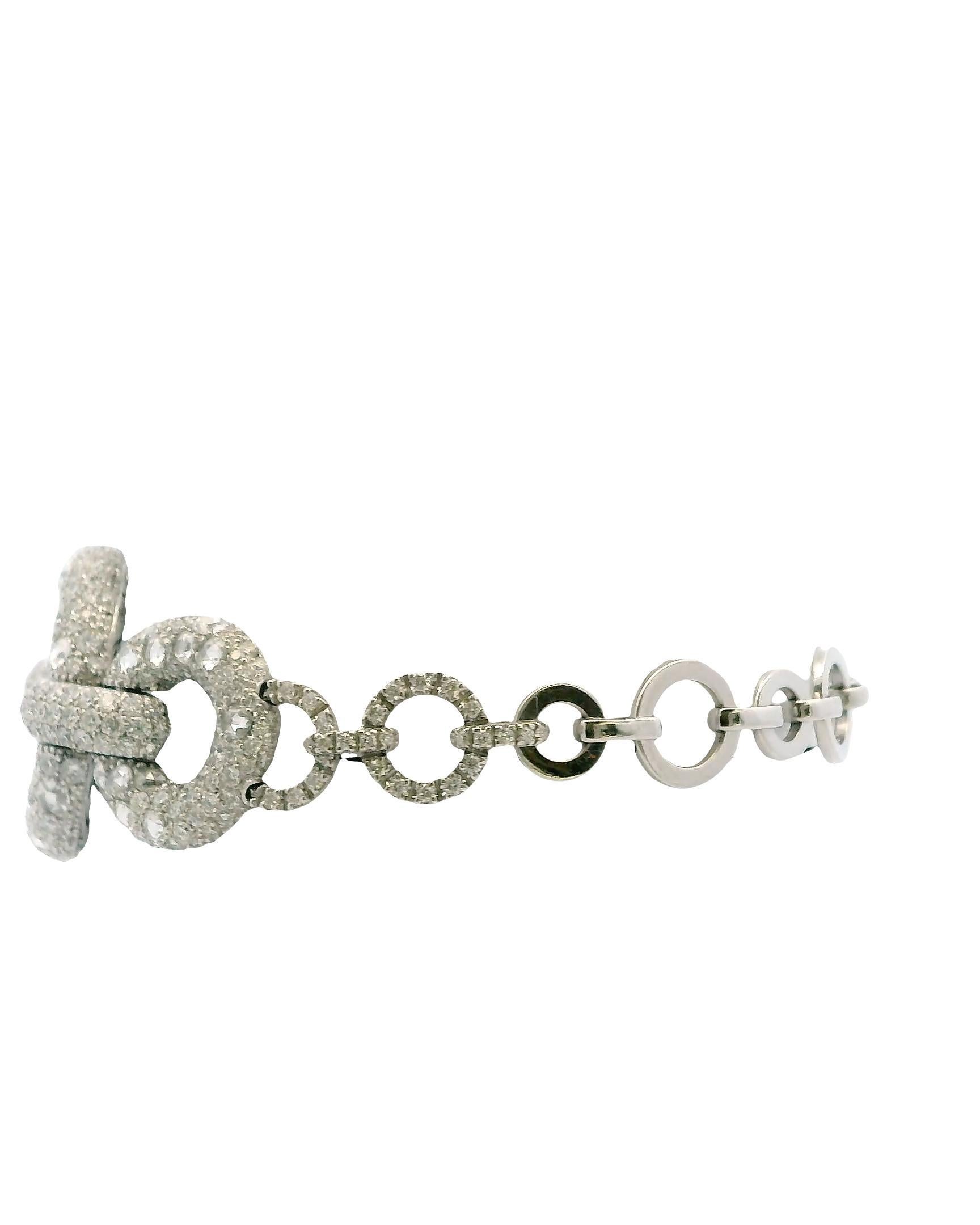Dieses exquisite, im Jahr 2000 gefertigte Armband besticht durch ein atemberaubendes Design, das die Blicke auf sich zieht. Das Schmuckstück besteht aus einer Reihe kreisförmiger Glieder, die jeweils mit einer Reihe funkelnder Diamanten verziert
