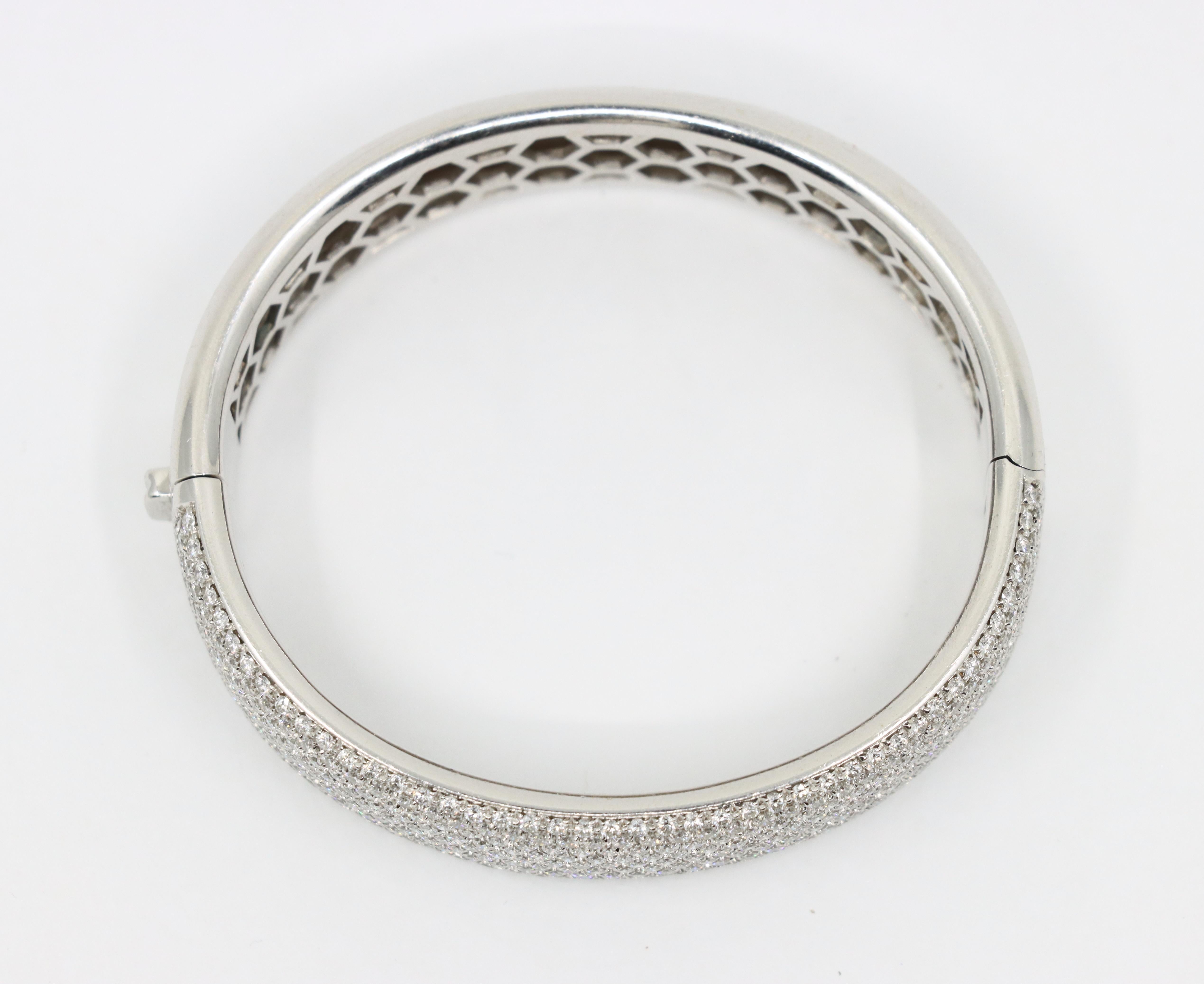 Bracciale con pavé di diamanti in oro bianco 18 carati in vendita 12