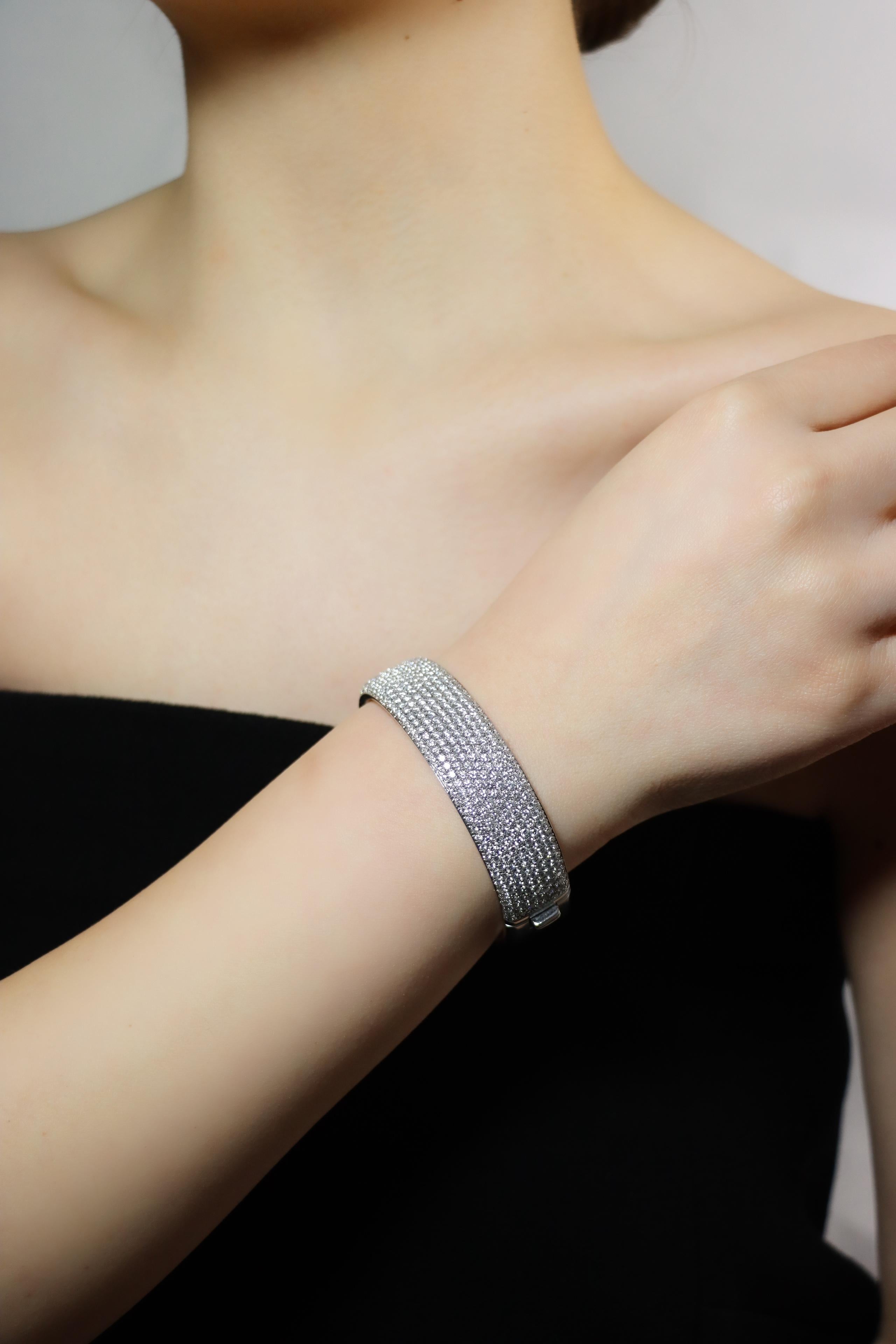 Bangle con diamanti in oro bianco 18 carati

Contrassegnato:
18Kt
750
ITALIA

Dimensioni approssimative:
16,2 (Lunghezza) 
1,5 cm (larghezza)
Circa 11,76 carati (diamante) 
59,7 grammi di peso.

** I diamanti e le pietre colorate sono misurati nella