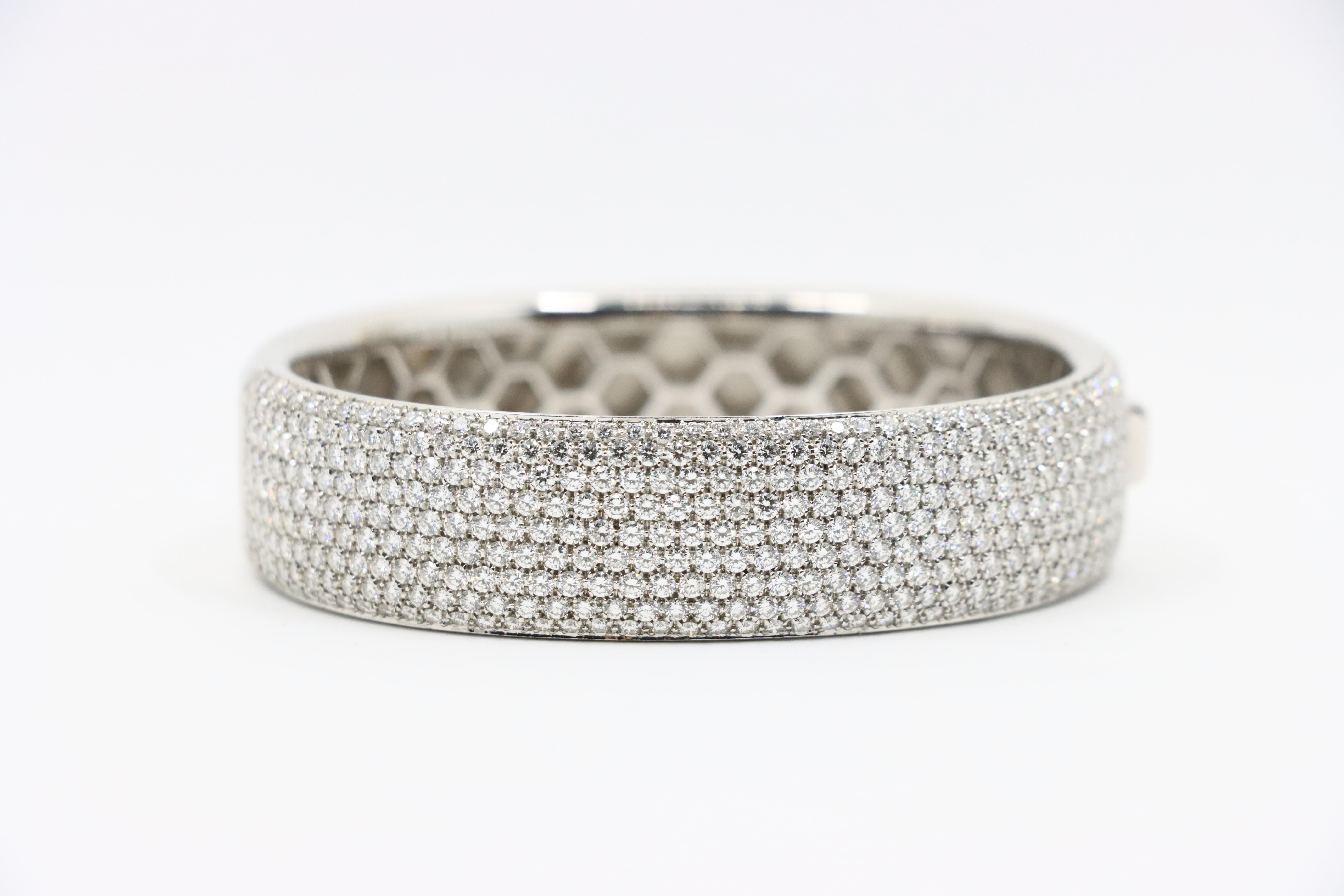 Taglio rotondo Bracciale con pavé di diamanti in oro bianco 18 carati in vendita