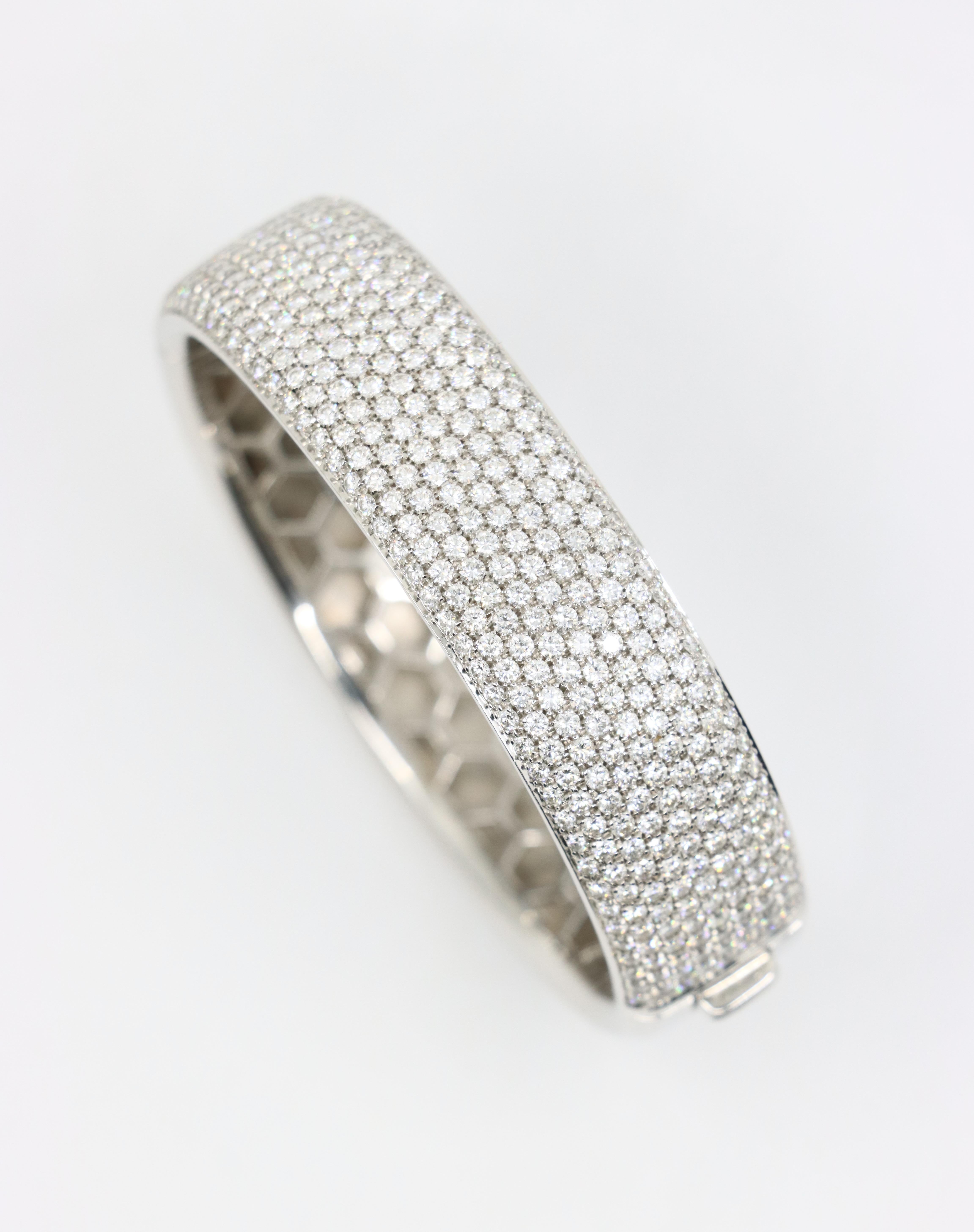 Bracciale con pavé di diamanti in oro bianco 18 carati In condizioni buone in vendita a Flushing, NY