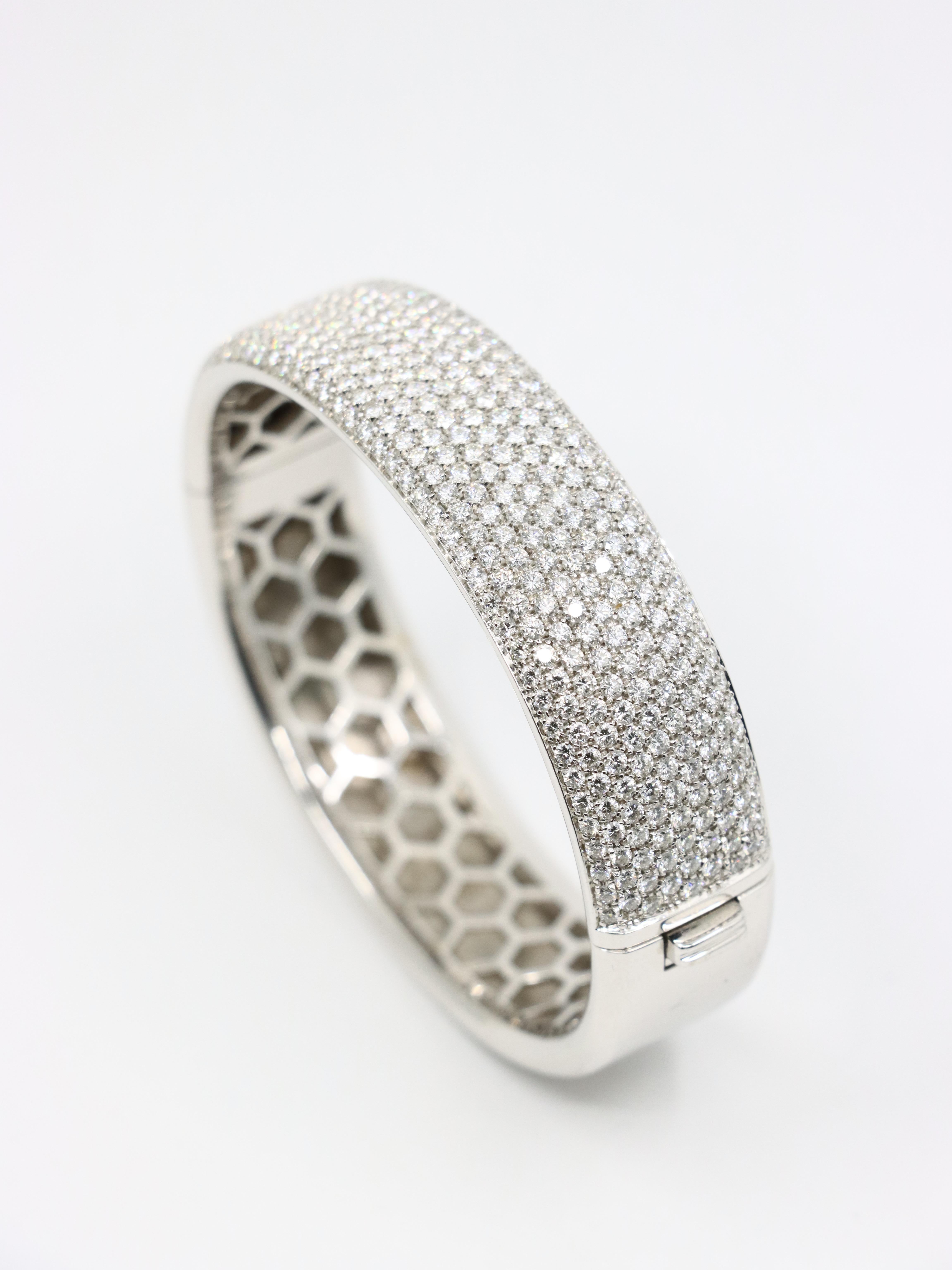 Donna Bracciale con pavé di diamanti in oro bianco 18 carati in vendita