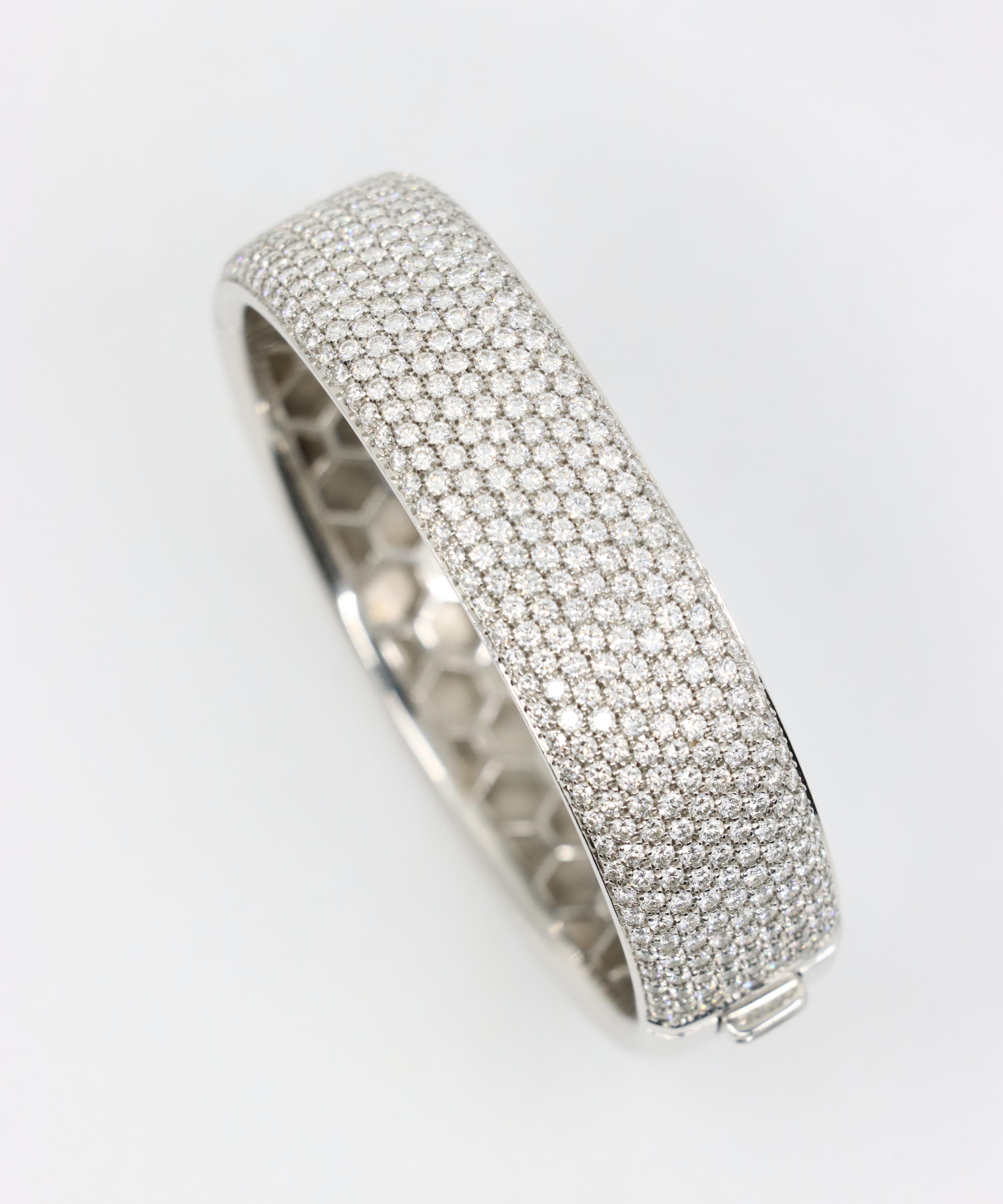 Bracciale con pavé di diamanti in oro bianco 18 carati in vendita 1