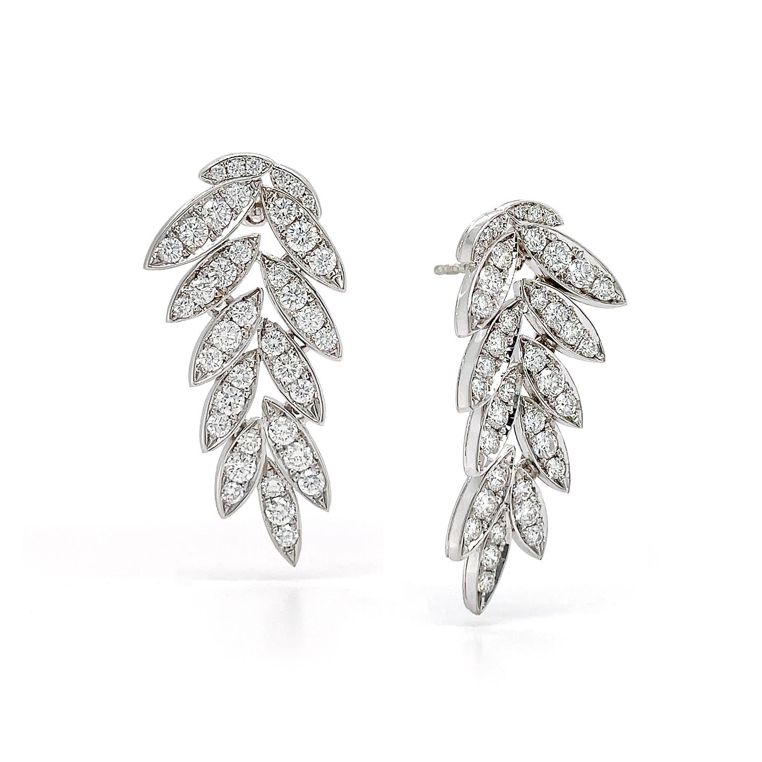 18K White Gold Diamond Pavé Dangling Leaf Earrings In New Condition For Sale In New York, NY