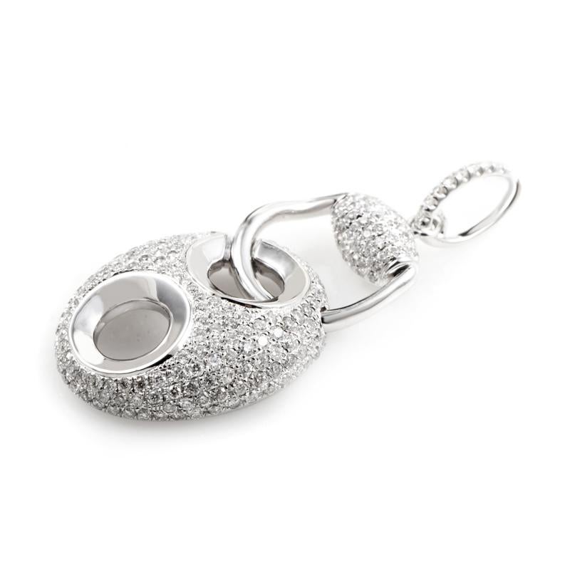 A unique design with the perfect design. This pendant necklace is made of pristine 18K white gold and is set with a sumptuous diamond pave.
