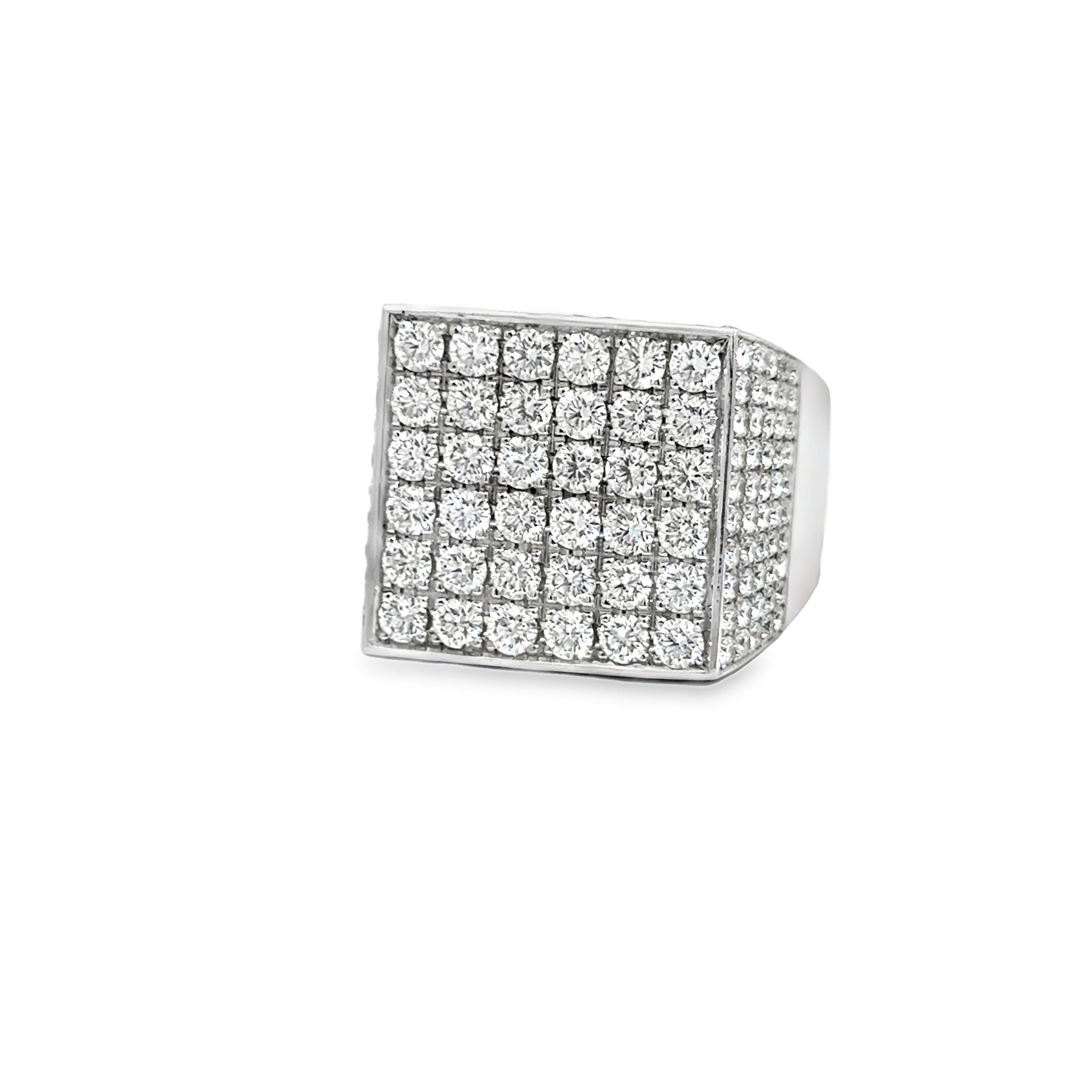 Cette bague pour homme, audacieuse et impeccablement réalisée, met en valeur 240 diamants ronds de taille brillant d'un poids total d'environ 5,55 carats, tous sertis dans de l'or blanc 18 carats.

La bague présente un étonnant motif carré pavé de