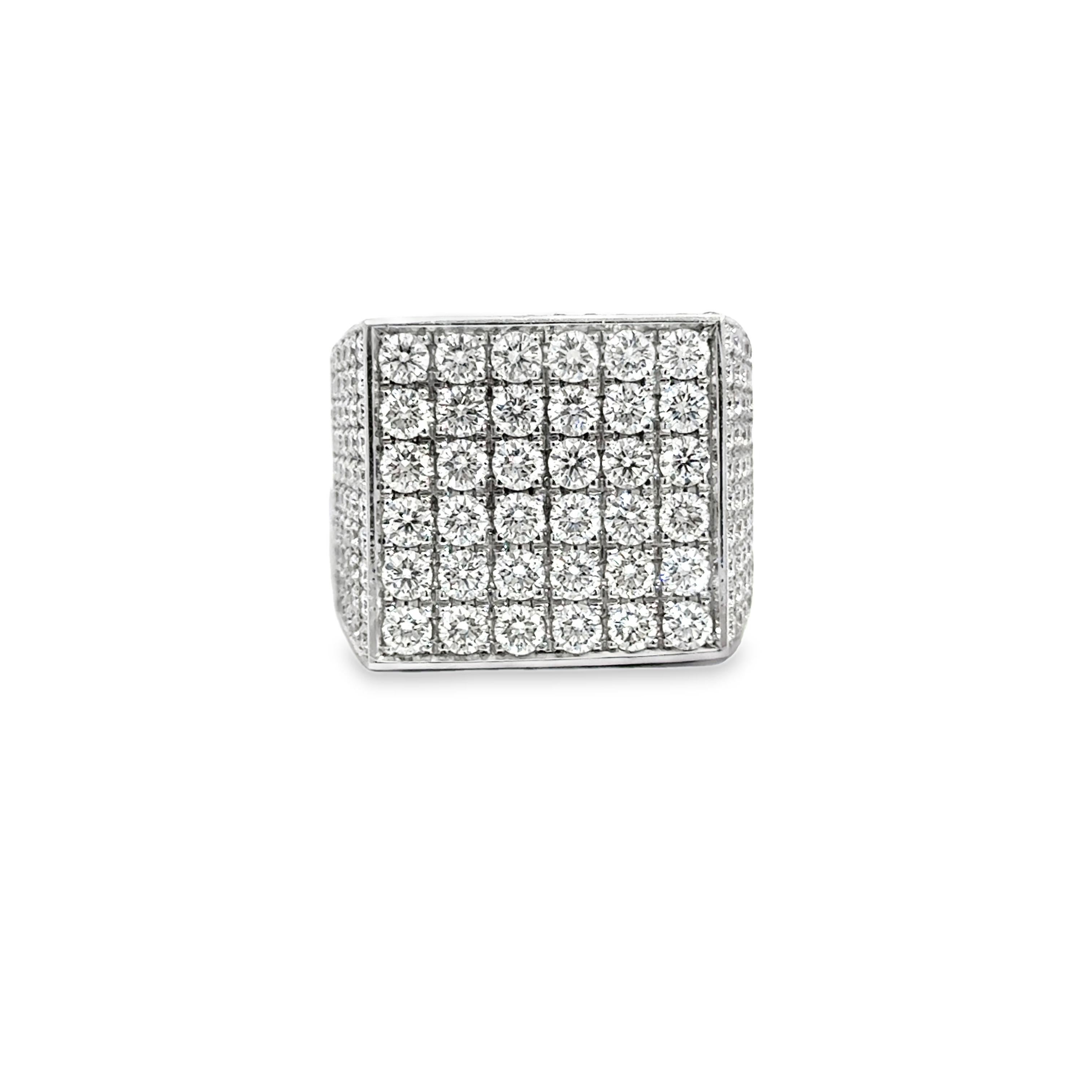 Taille ronde Bague carrée en or blanc 18 carats avec pavé de diamants - 5,55 carats au total en vente