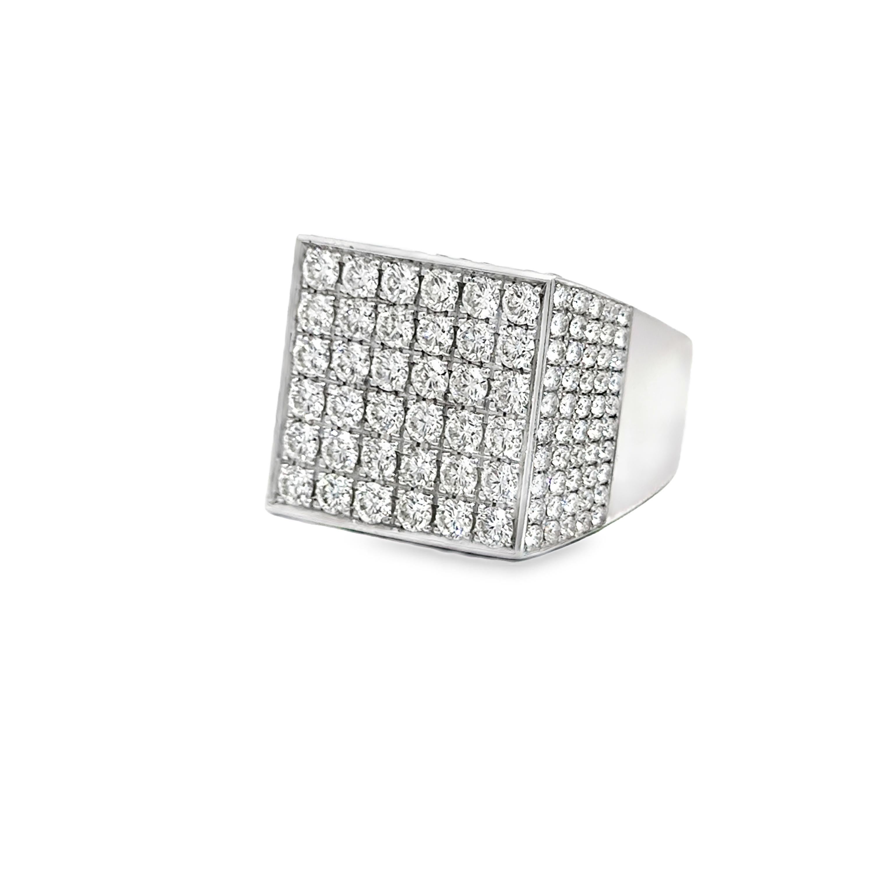 Bague carrée en or blanc 18 carats avec pavé de diamants - 5,55 carats au total Neuf - En vente à Los Angeles, CA