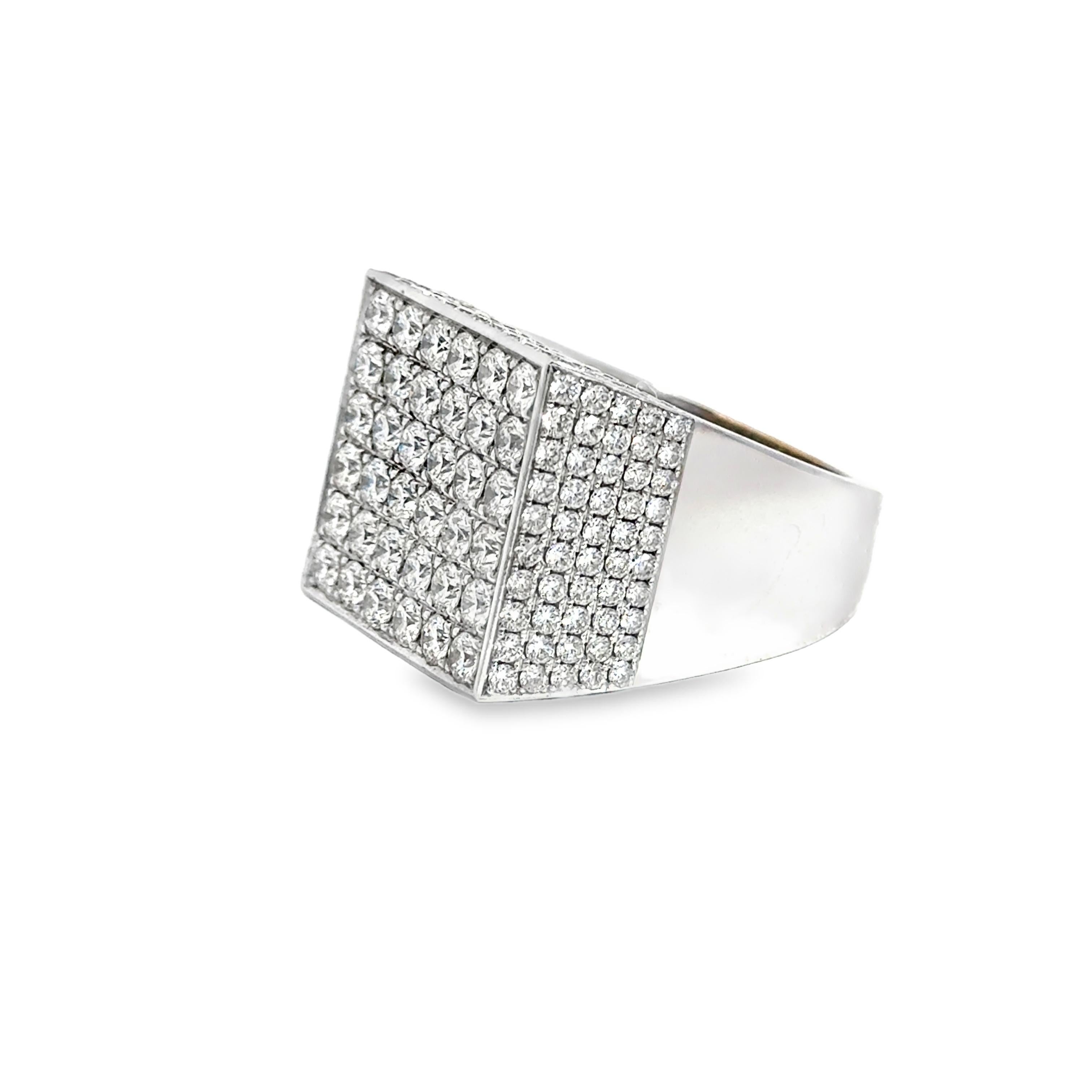 Bague carrée en or blanc 18 carats avec pavé de diamants - 5,55 carats au total Unisexe en vente