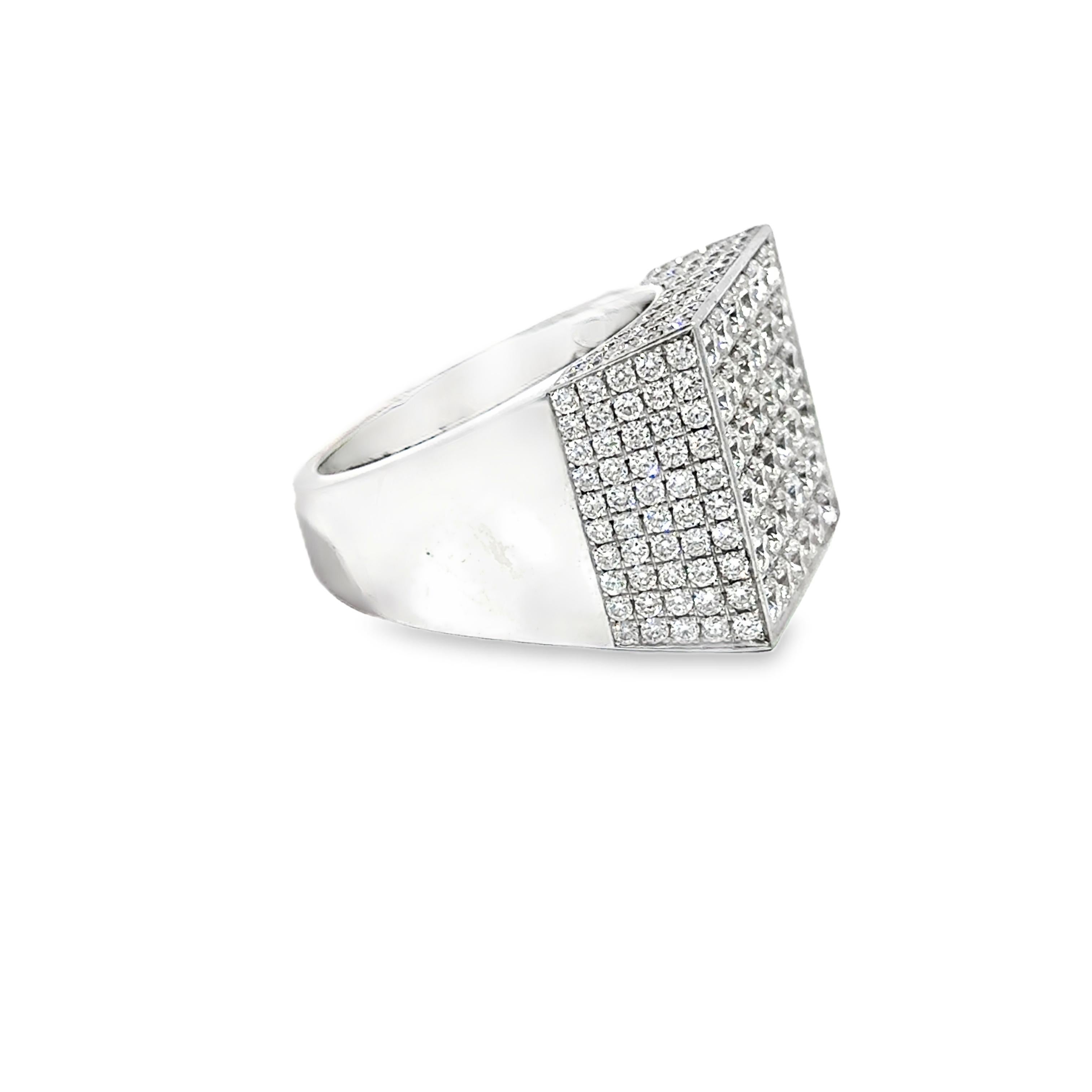 Bague carrée en or blanc 18 carats avec pavé de diamants - 5,55 carats au total en vente 2