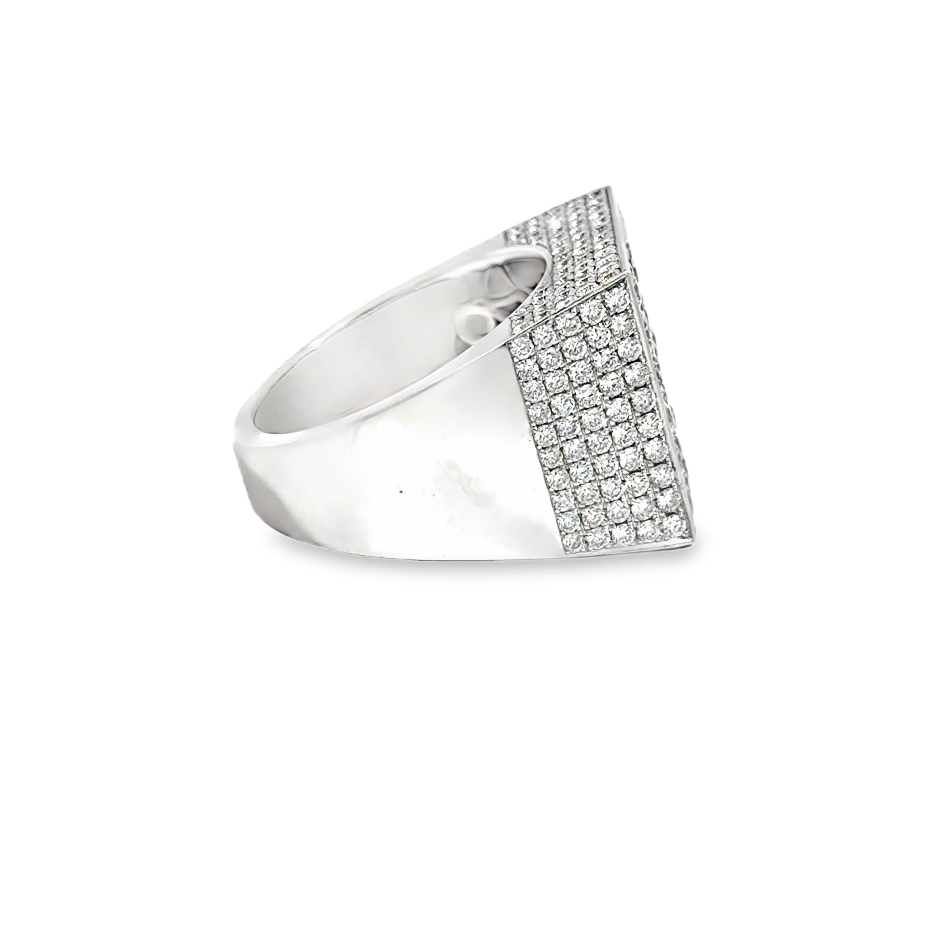 Bague carrée en or blanc 18 carats avec pavé de diamants - 5,55 carats au total en vente 3
