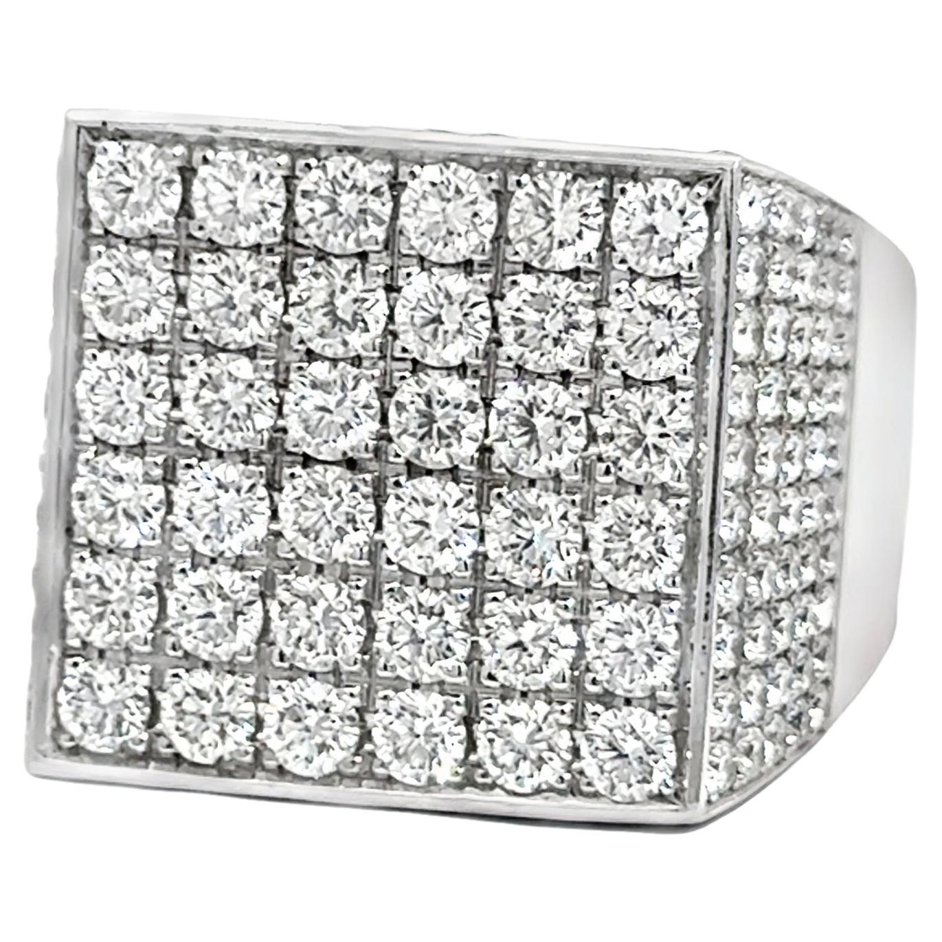 Bague carrée en or blanc 18 carats avec pavé de diamants - 5,55 carats au total en vente