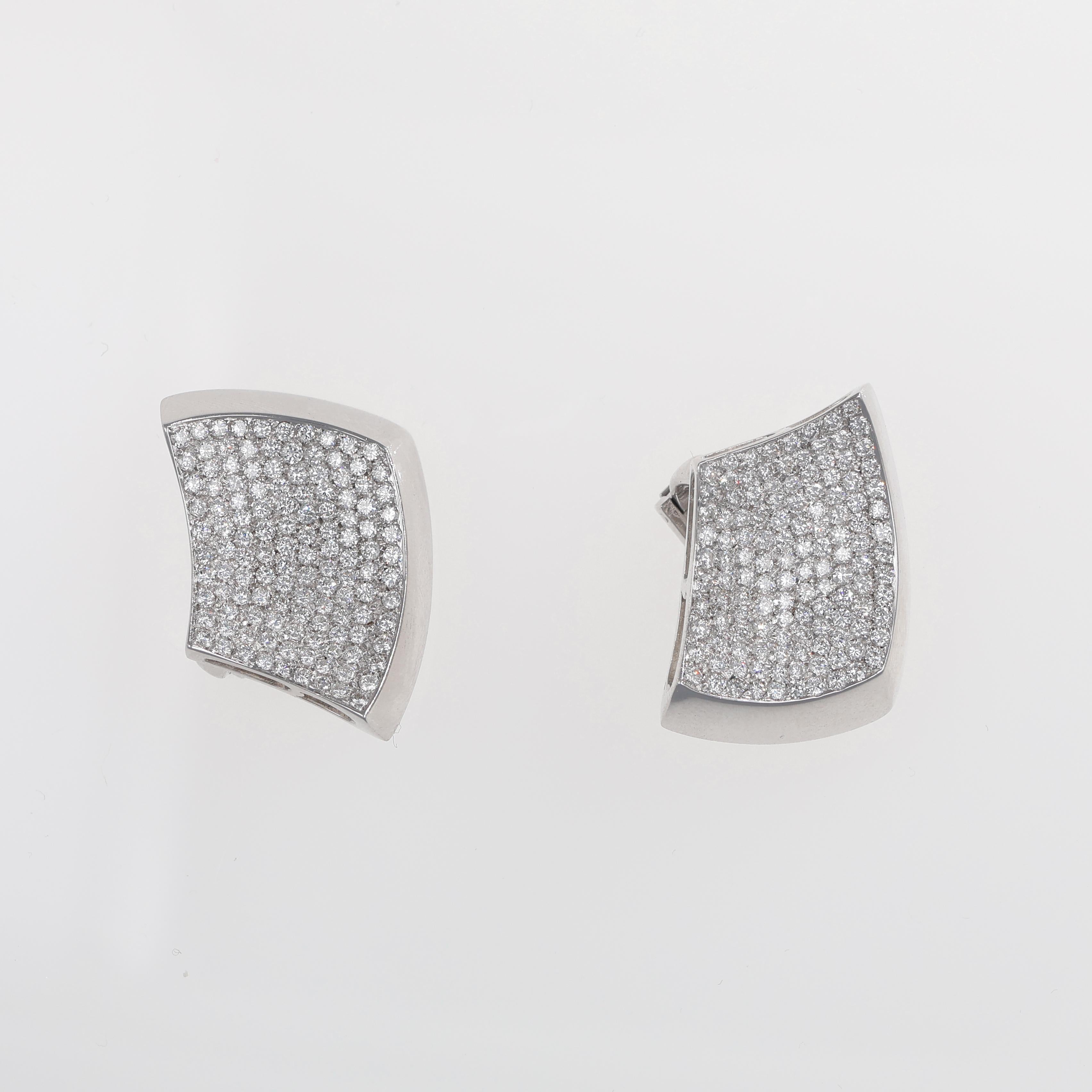 A refined pair of square stud earrings crafted in 18K white gold, fully set with a dazzling pavé of natural white brilliant-cut diamonds. The sleek, structured design enhances the brilliance of the diamonds, creating a sophisticated yet modern