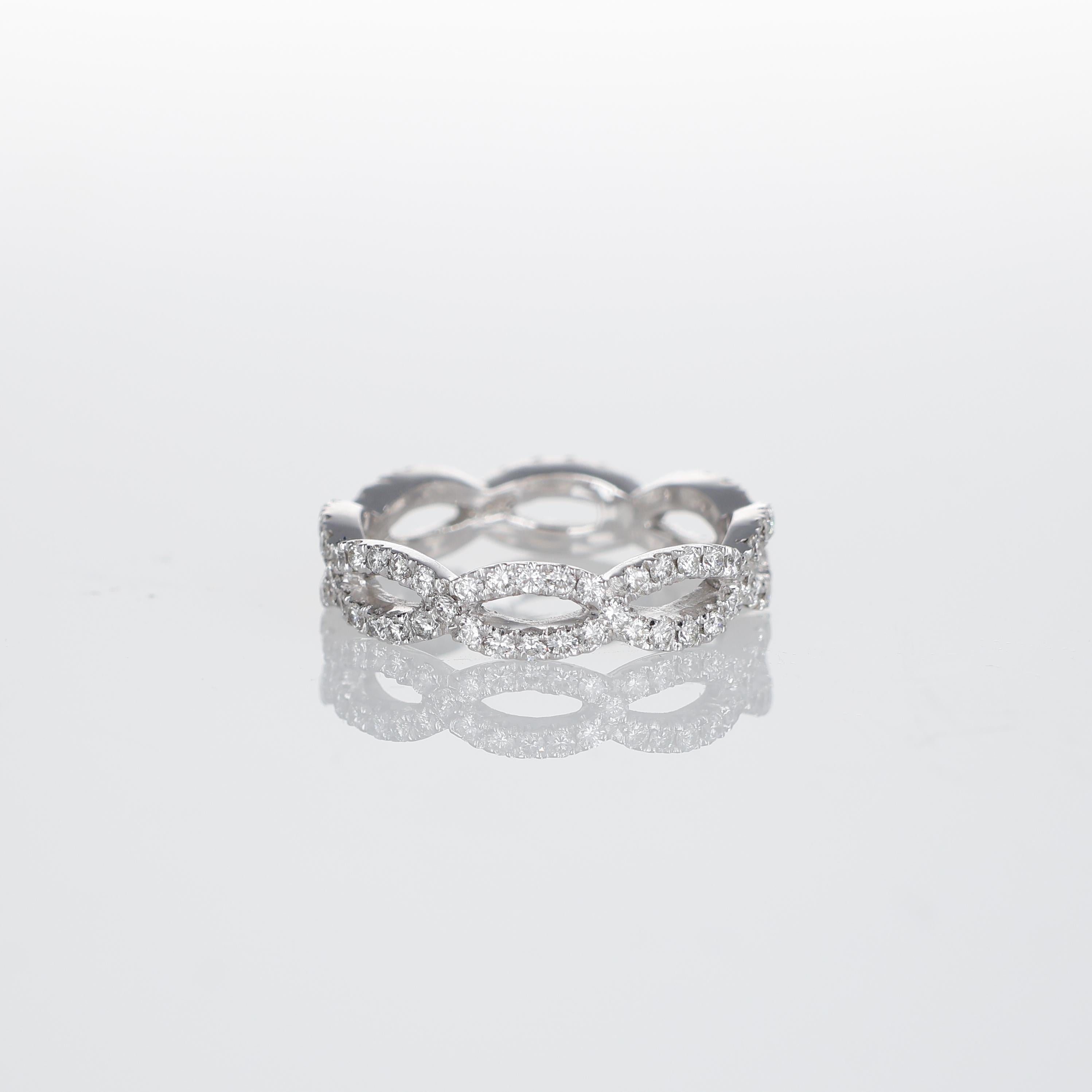 An elegant and refined band ring crafted in 18K white gold, featuring an undulating wave design adorned with 0.93 carats of brilliant-cut diamonds. The openwork structure enhances the brilliance of the diamonds, creating a delicate yet striking