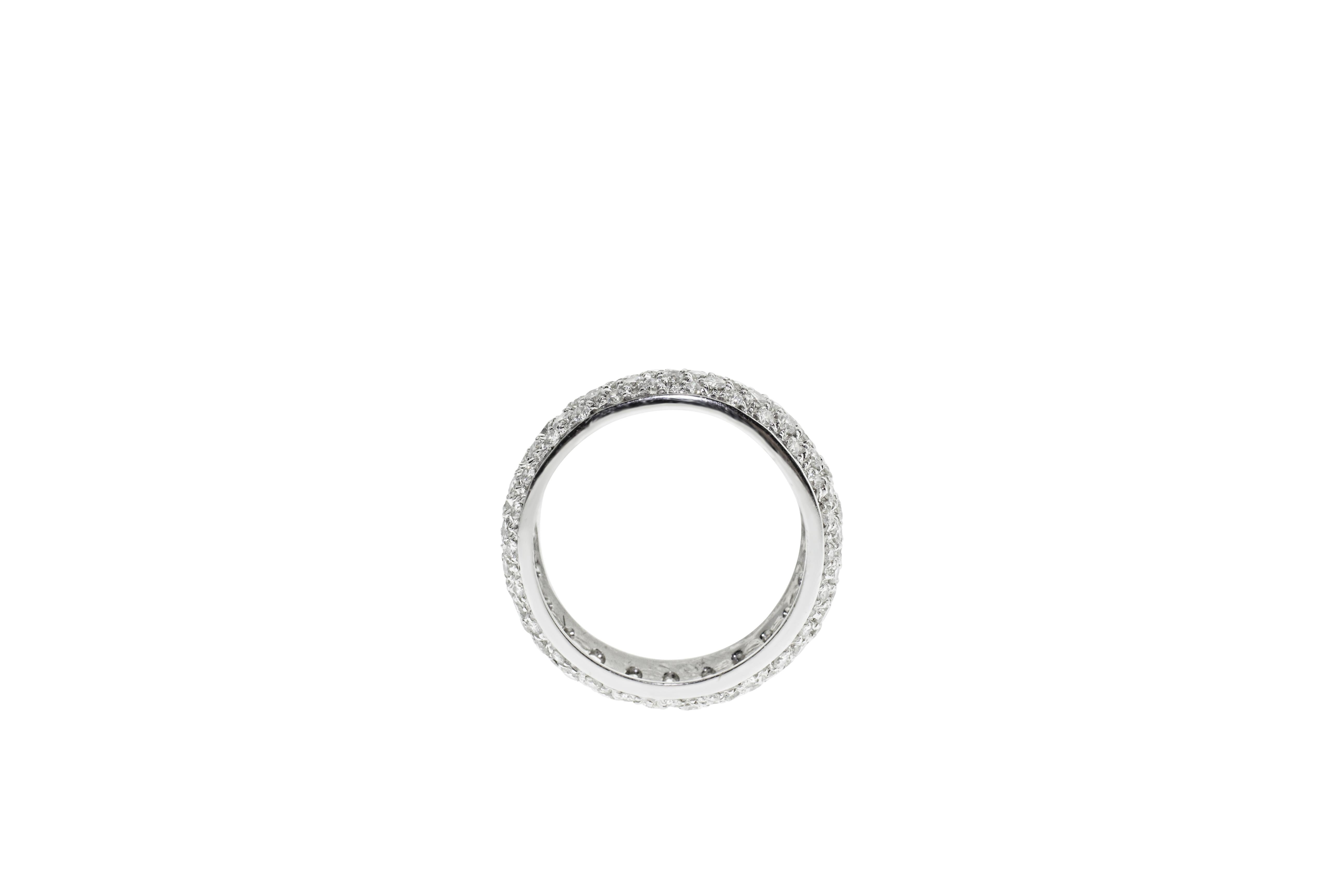 18 Karat Weißgold Diamant Pavé-Hochzeitsring (Moderne) im Angebot