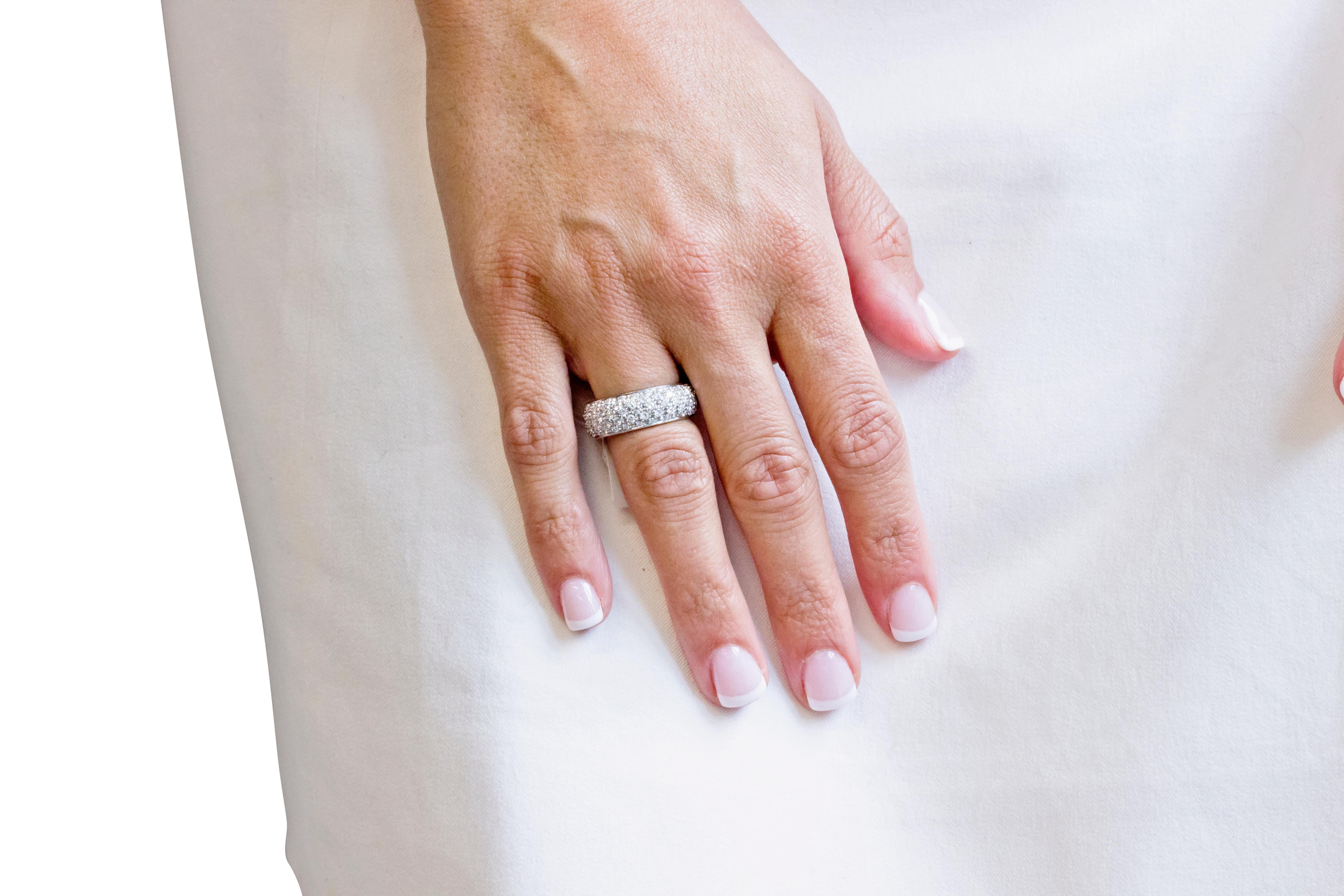 18 Karat Weißgold Diamant Pavé-Hochzeitsring im Zustand „Neu“ im Angebot in New York, NY