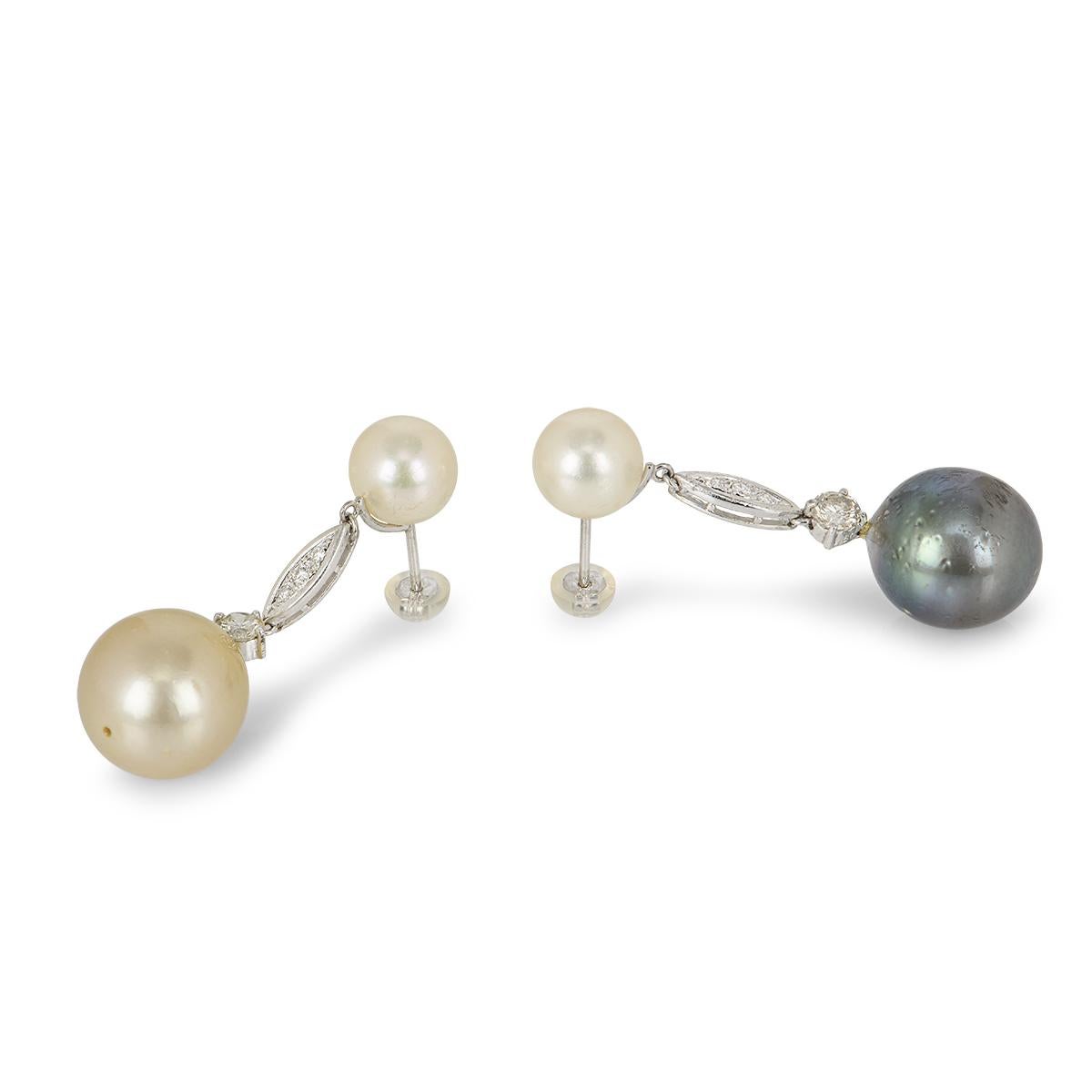 Taille brillant Boucles d'oreilles pendantes en or blanc 18k avec diamants et perles en vente