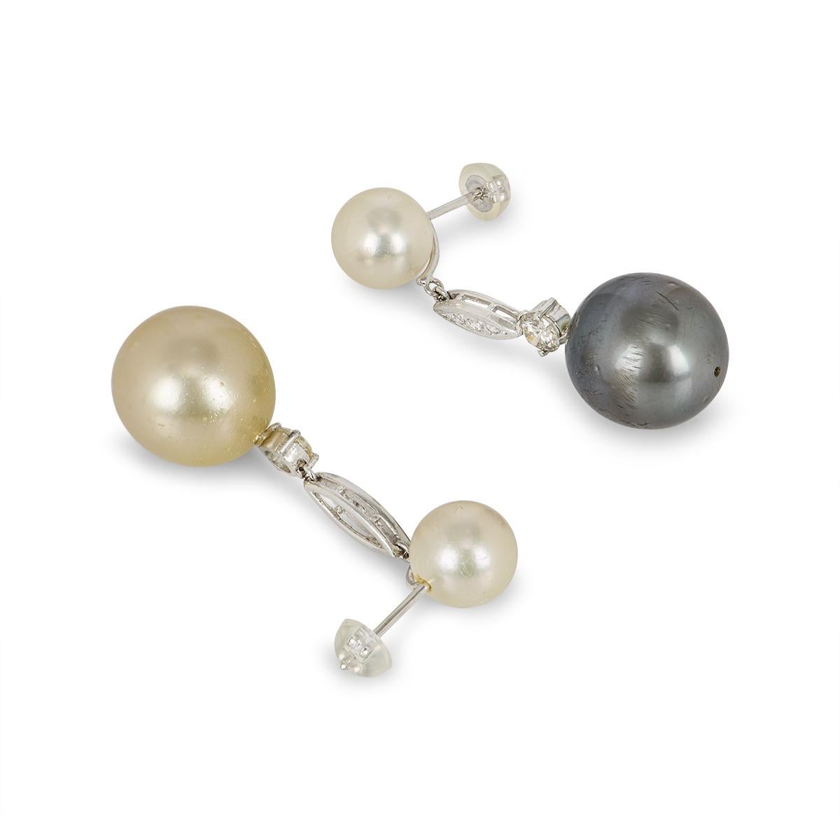 Boucles d'oreilles pendantes en or blanc 18k avec diamants et perles Excellent état - En vente à London, GB