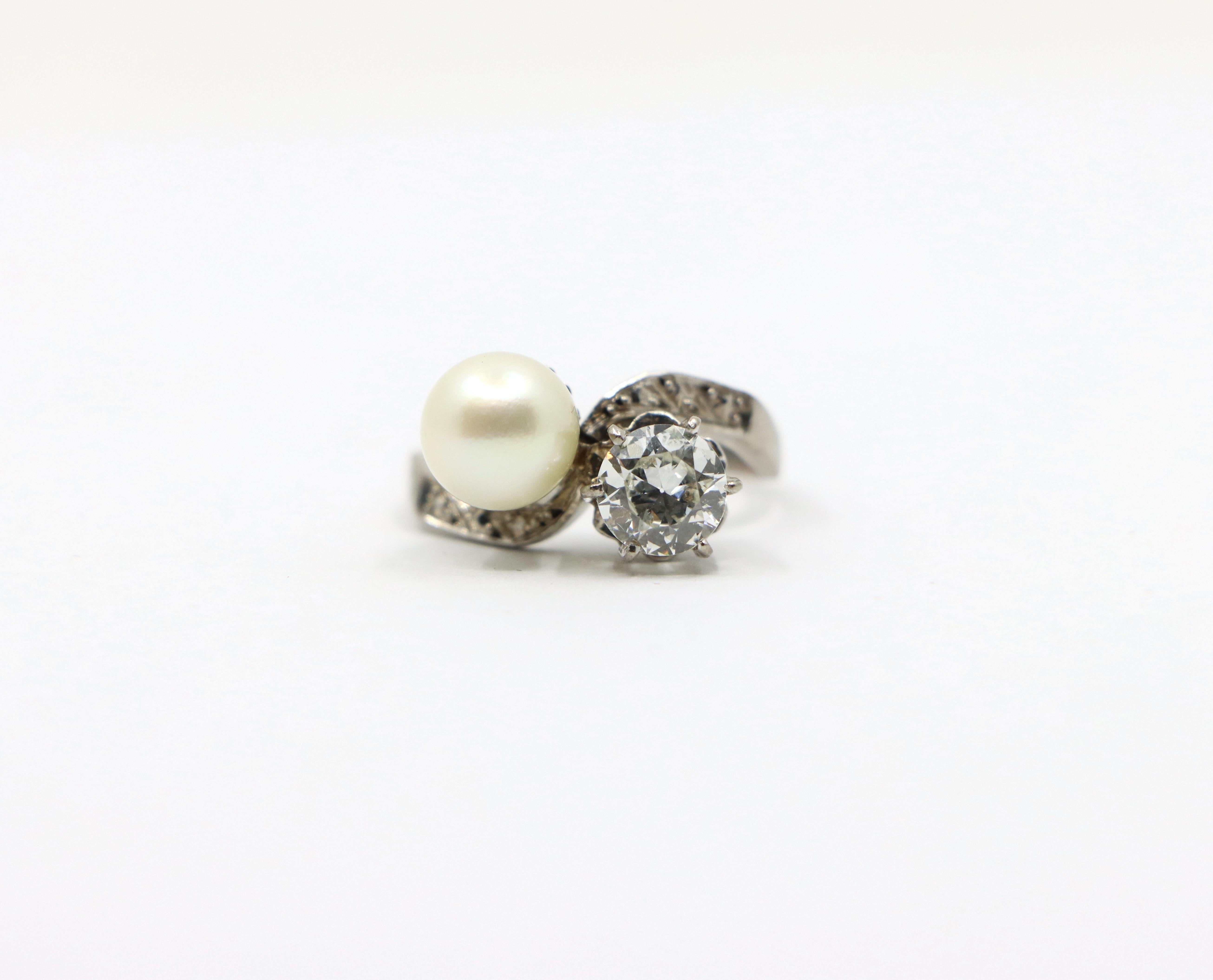 Round Cut 18K White Gold Diamond Pearl Toi Et Moi Ring For Sale