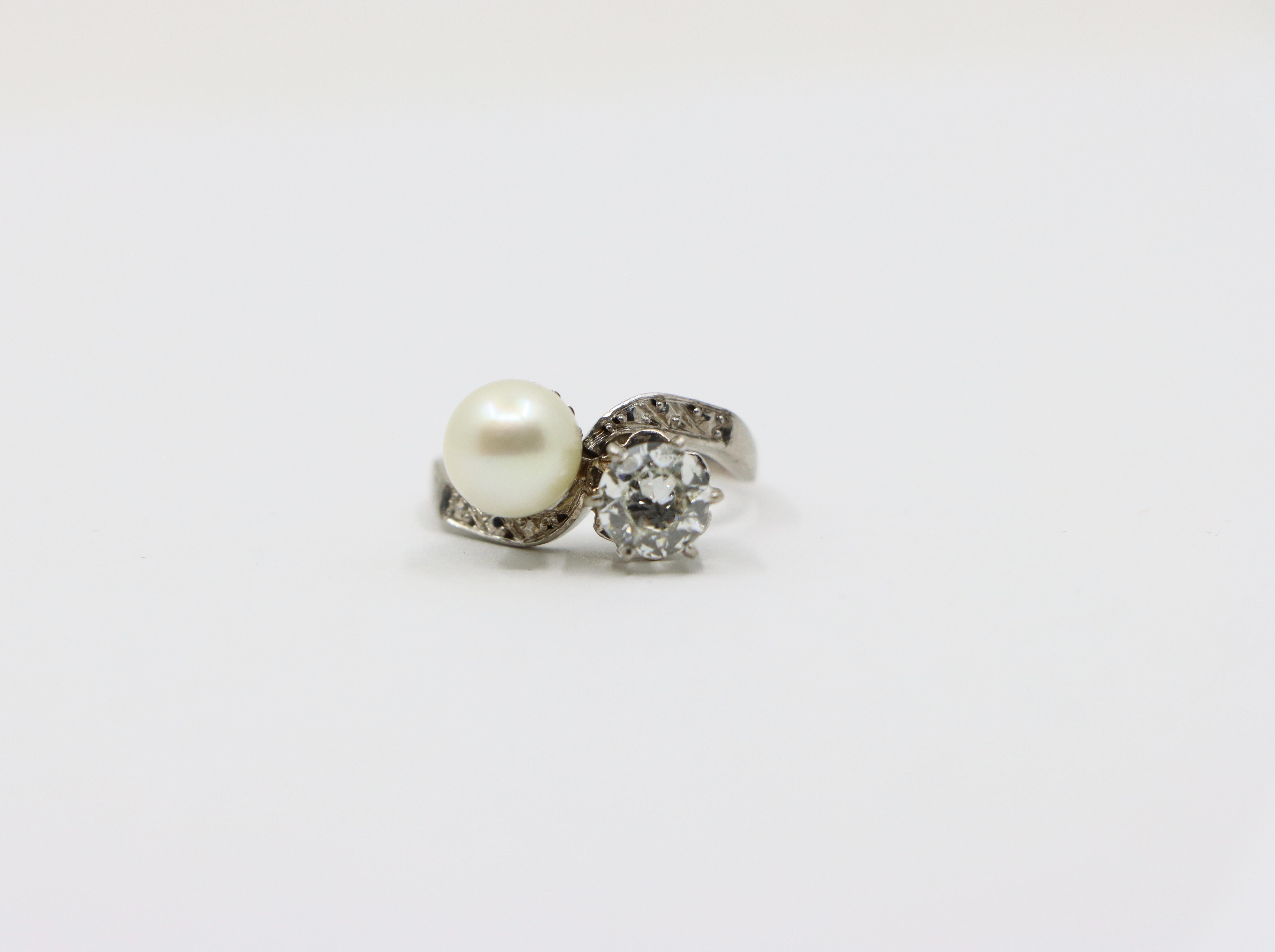 18K White Gold Diamond Pearl Toi Et Moi Ring In Good Condition For Sale In Flushing, NY