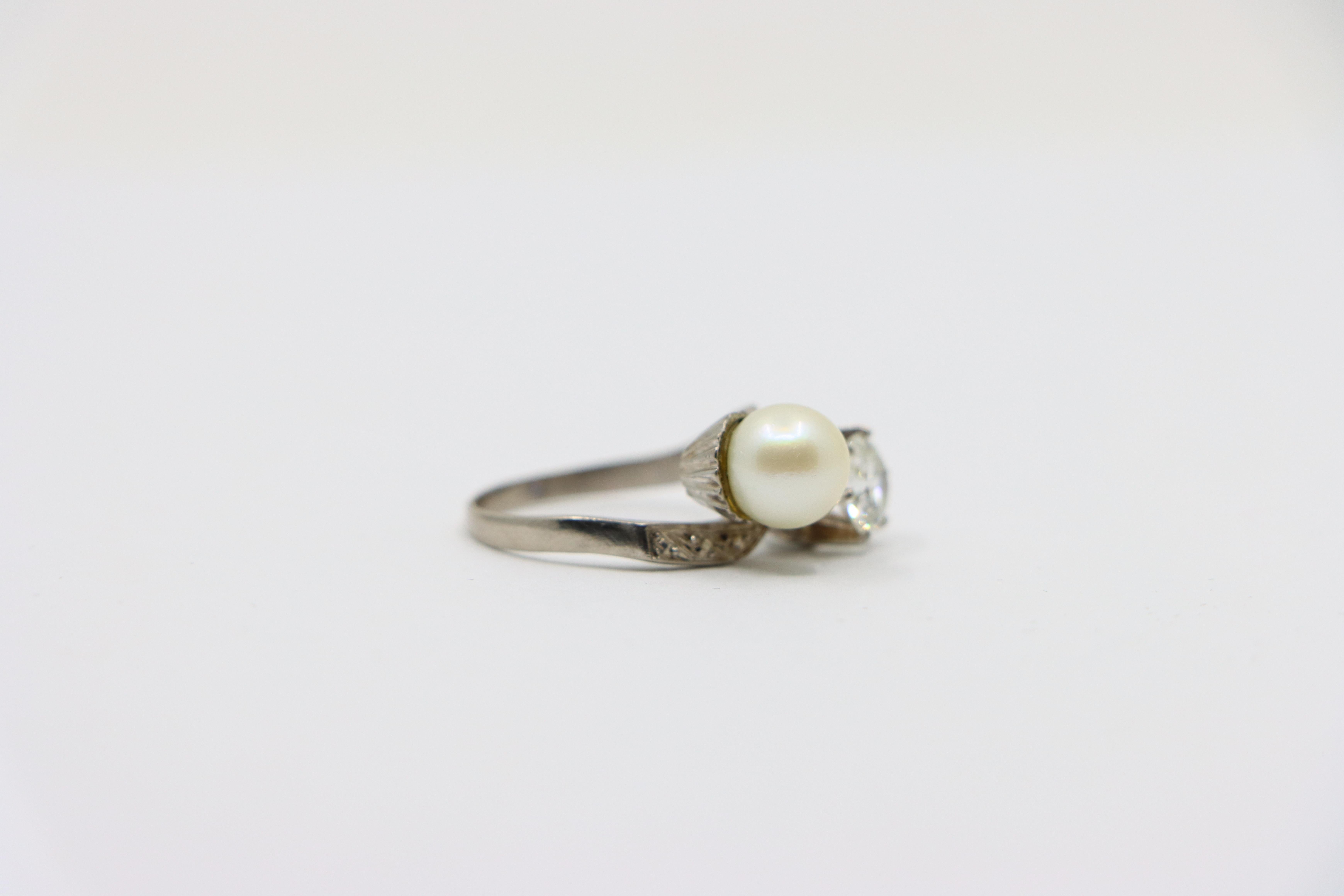 Women's or Men's 18K White Gold Diamond Pearl Toi Et Moi Ring For Sale