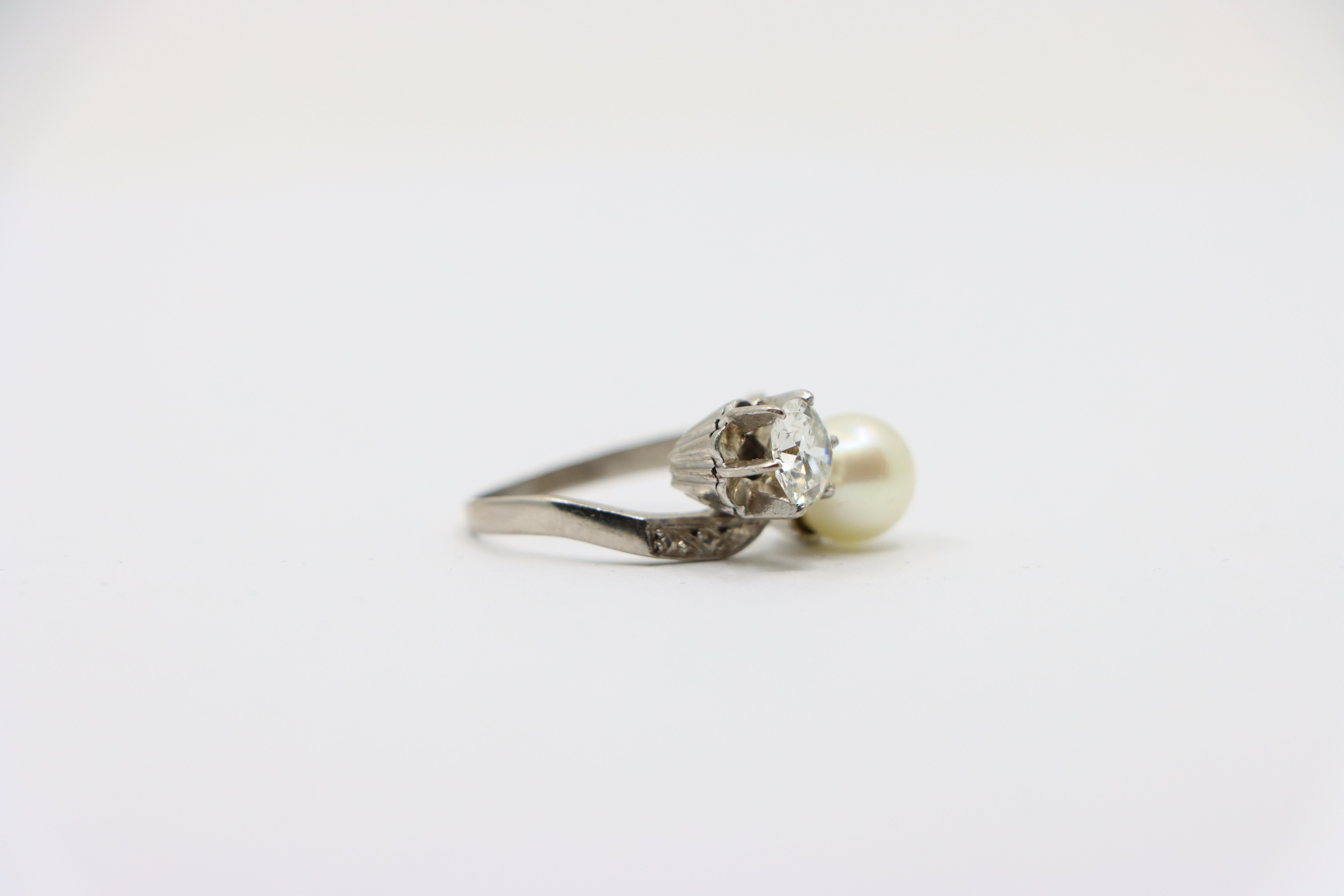 18K White Gold Diamond Pearl Toi Et Moi Ring For Sale 4