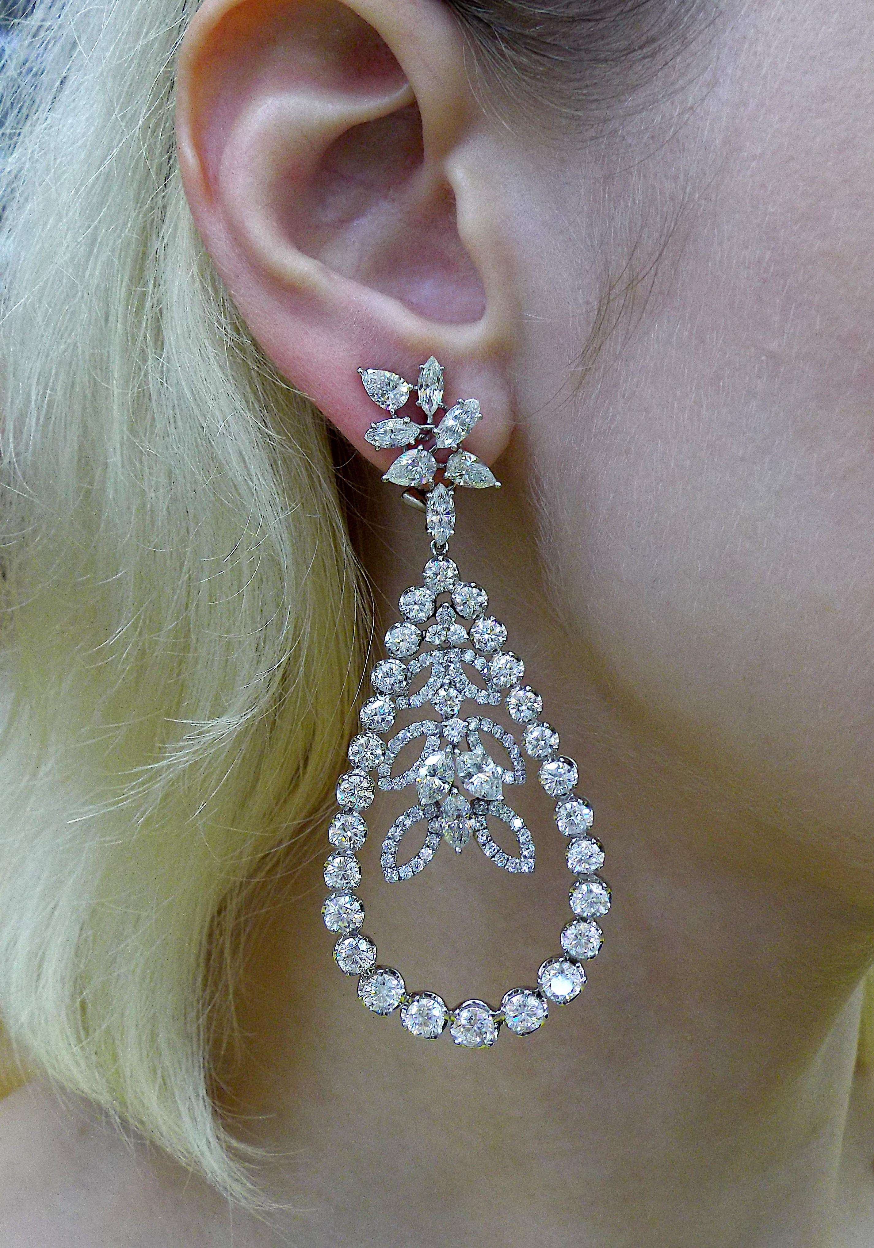 Women's 18K White Gold Diamond Pendant Earrings For Sale