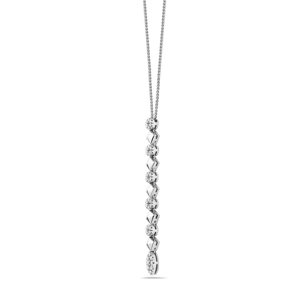 Ce collier pendentif pyramidal incrusté de diamants présente 0,17 carats de diamants G VS sertis en or blanc 18 carats. 7.poids total de 8 grammes. chaîne de 8 pouces. 

Visites disponibles dans notre salle d'exposition à New York sur rendez-vous.