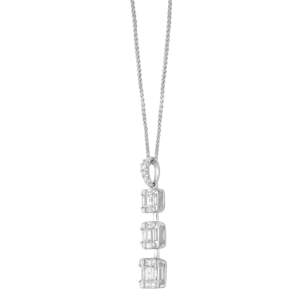 Questa elegante collana con pendente è realizzata in oro bianco 18 carati e presenta una scintillante composizione di diamanti. Il pendente comprende 17 diamanti rotondi per un totale di 0,16 carati e 15 diamanti brillanti per un totale di 0,51