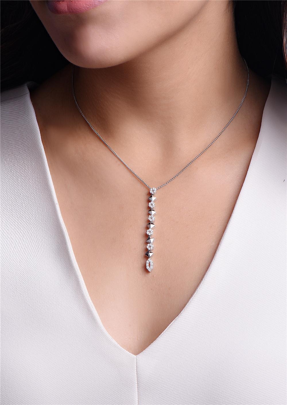 Taille ronde Pendentif en or blanc 18 carats avec diamants en vente