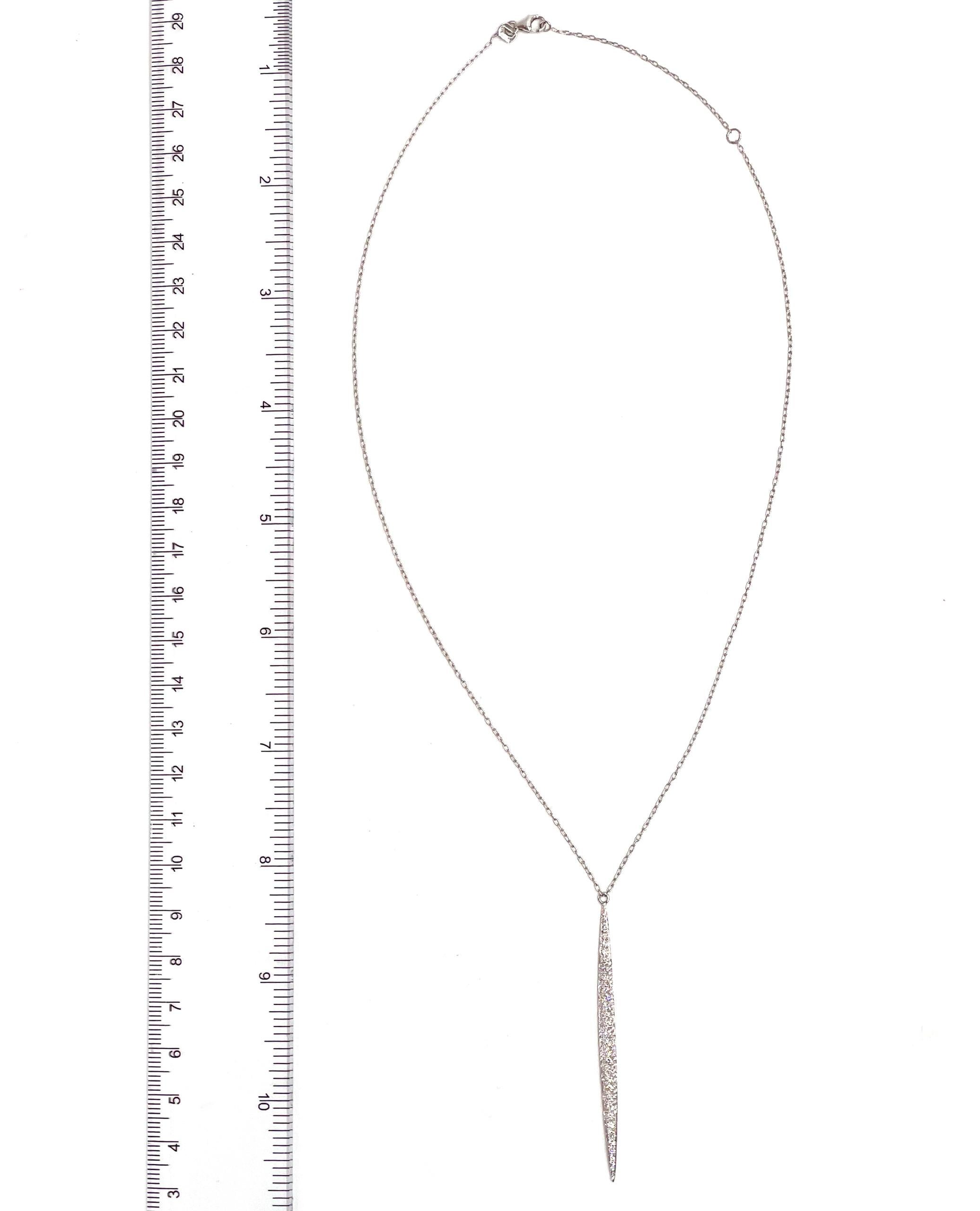 Collar de oro blanco de 18 quilates con diamantes redondos de 0,62 quilates.

* Se puede llevar de 16 o 18 pulgadas de largo
* El colgante mide 5 cm de largo
* Los diamantes son de color G/H, claridad VS2/SI1