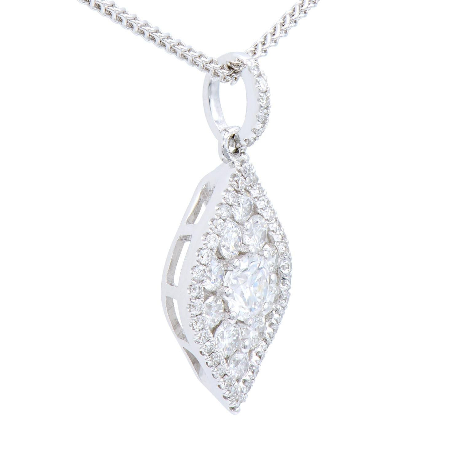 Ce magnifique pendentif est composé de 51 diamants ronds de couleur VS2, G totalisant 0,58 carats pour créer un design unique. Les diamants sont sertis dans 1,4 gramme d'or blanc 18 carats. Une chaîne en or blanc 18 carats de 18 pouces est incluse.