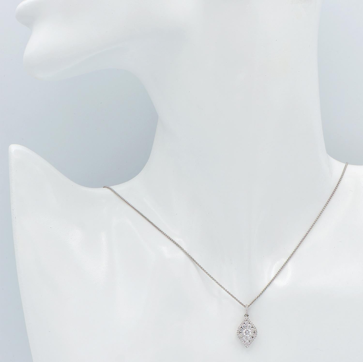 Taille ronde Pendentif en or blanc 18 carats avec chaîne et diamants en vente