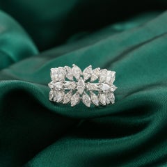 Auffälliger Ring mit natürlichen Diamanten im Blütenblatt-Cluster-Design – handgefertigter Schmuck aus 18-karätigem Weißgold