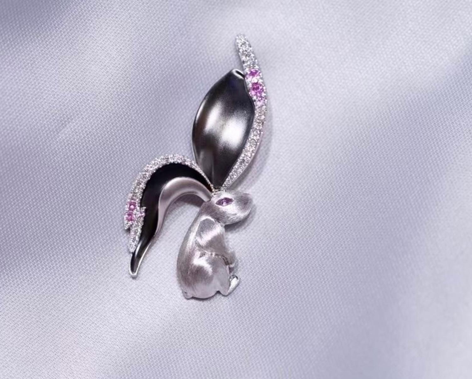 18K White Gold Diamond & Pink Sapphire Rabbit Pendant Necklace In New Condition For Sale In Kowloon, HK