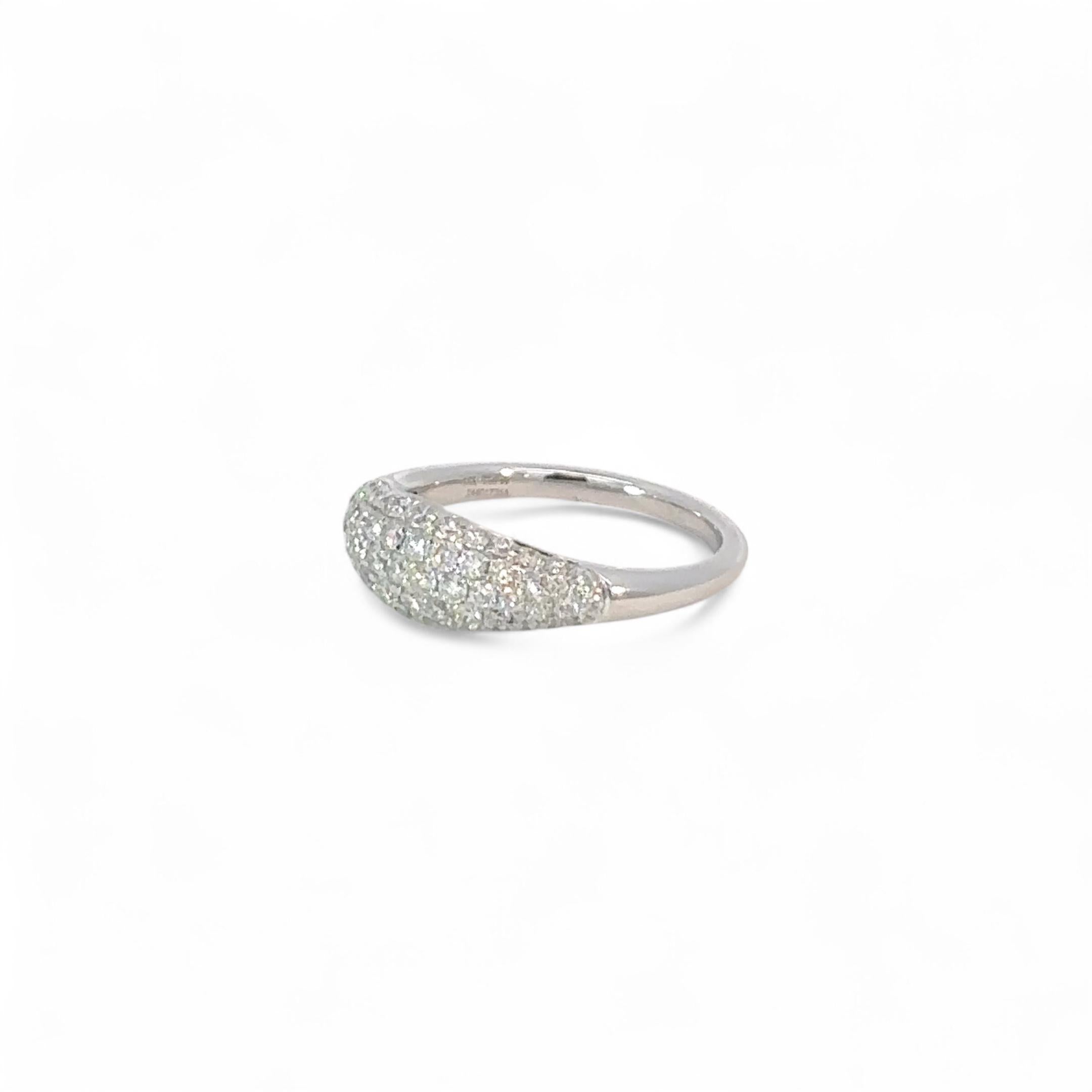 Este llamativo anillo para el meñique está meticulosamente elaborado en oro blanco de 18 quilates, pesa 2,57 gramos y presenta un diseño lujoso y moderno. Está adornado con diamantes naturales que suman un total de 0,60 quilates, engastados por