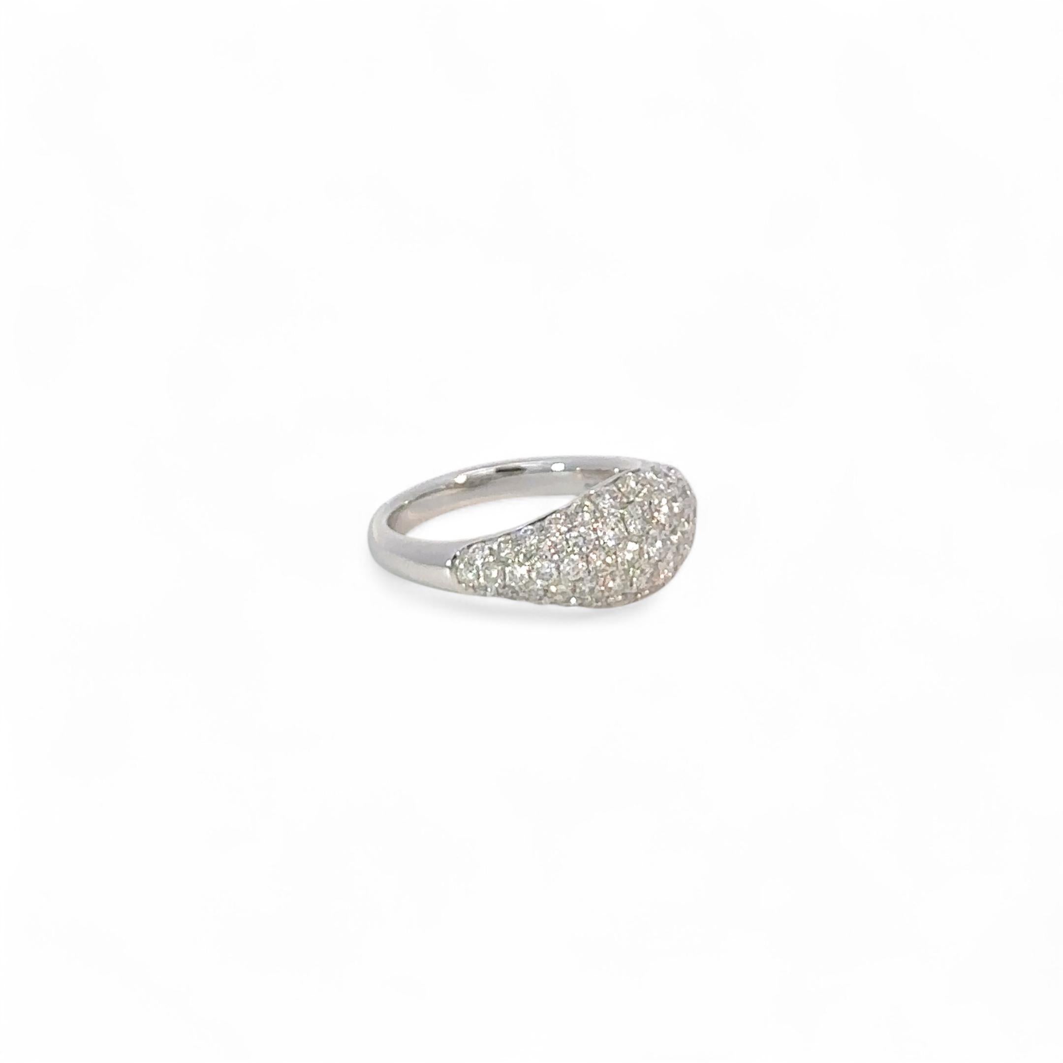 Este lujoso anillo para el meñique está exquisitamente elaborado en oro blanco de 18 quilates, pesa 3,25 gramos y encarna la elegancia y la sofisticación. Adornada con 1,03 quilates de deslumbrantes diamantes redondos, cada piedra está