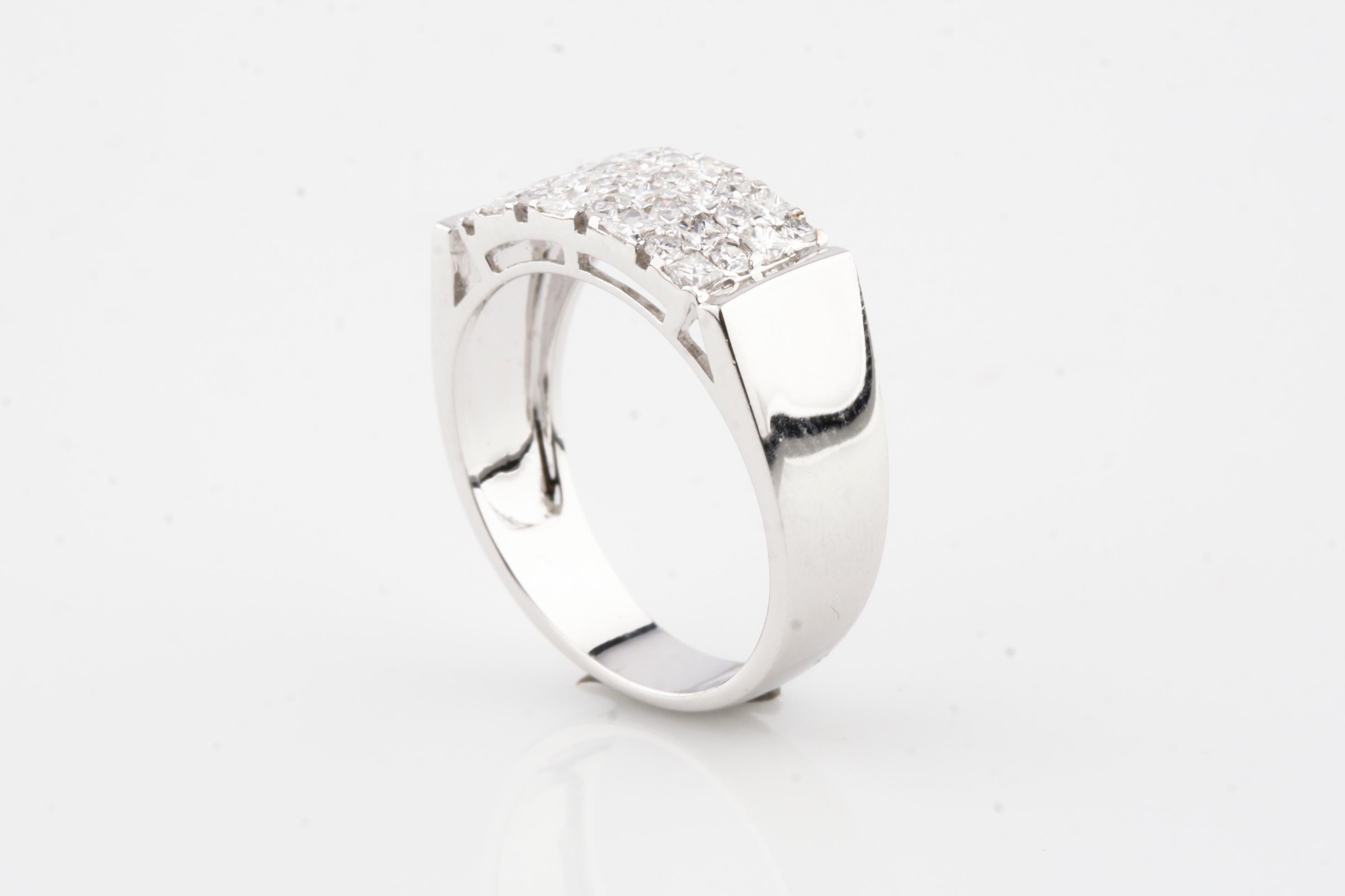 18 Karat Weißgold Diamant Plakette Ring Gesamtgewicht Diamant 0,76 Karat (Rundschliff) im Angebot