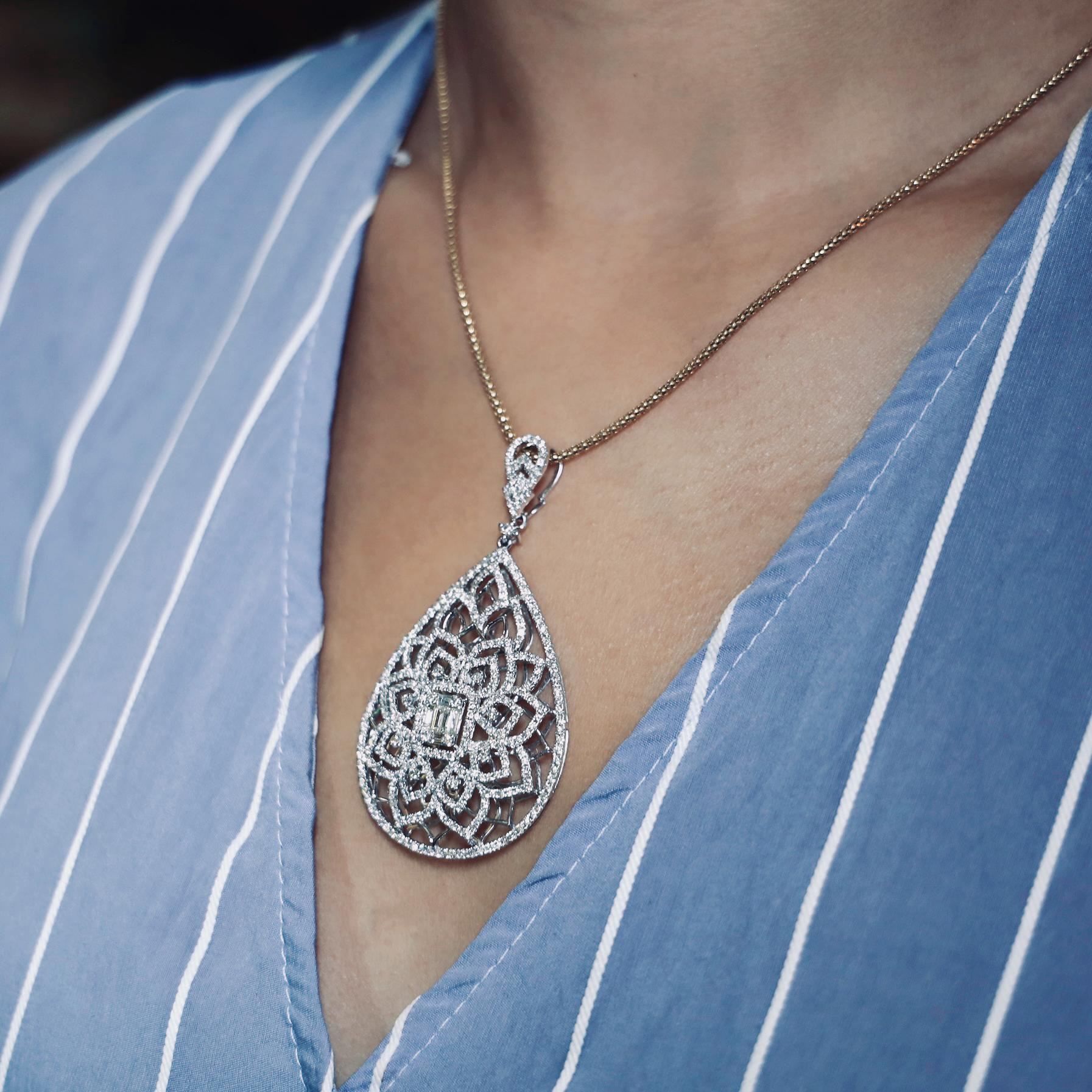 Round Cut 18K White Gold Diamond Radiant Pendant For Sale