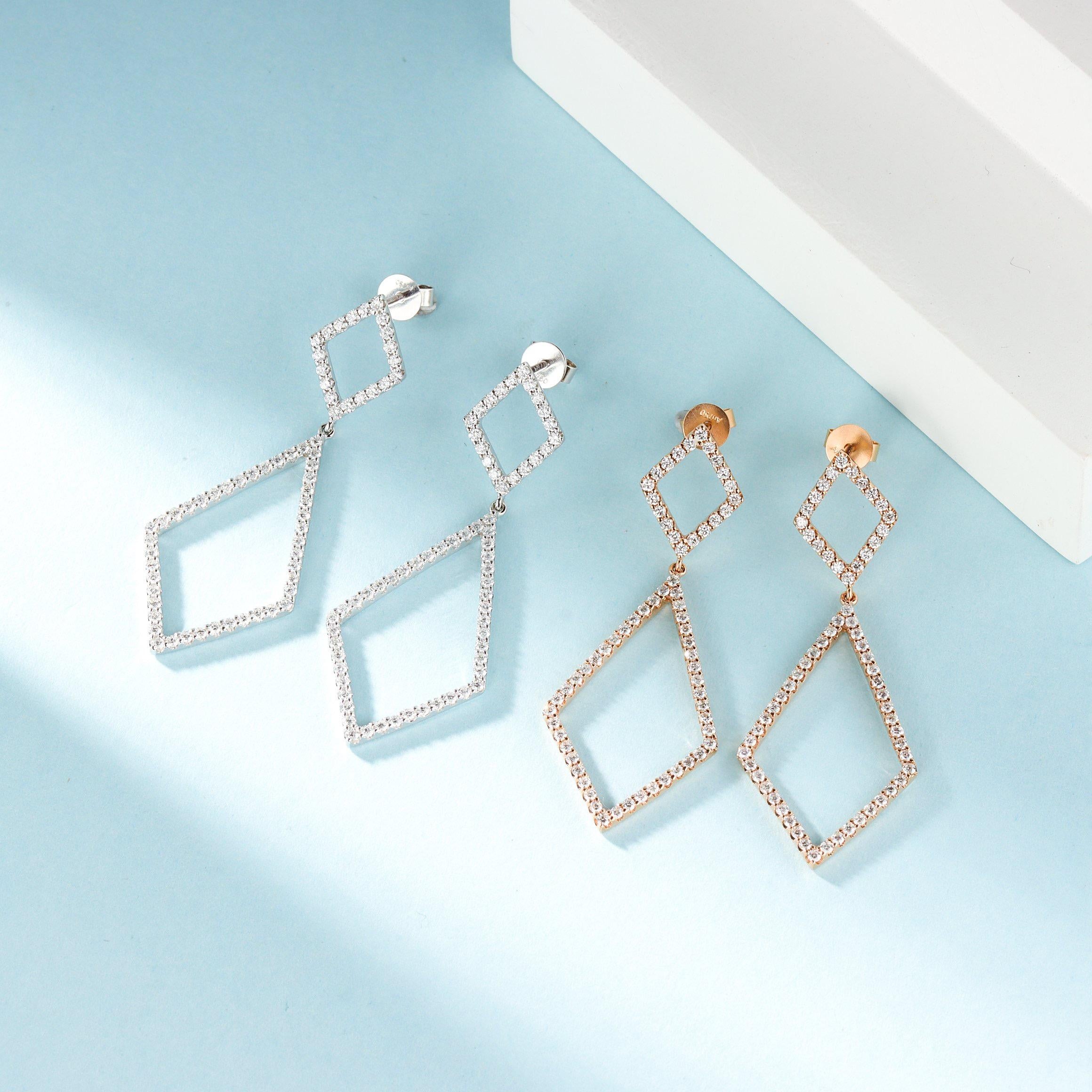 Moderno Orecchini a goccia a rombo con diamanti in oro bianco 18K in vendita