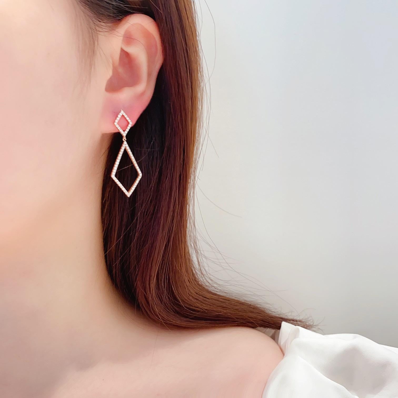 Orecchini a goccia a rombo con diamanti in oro bianco 18K in vendita 1