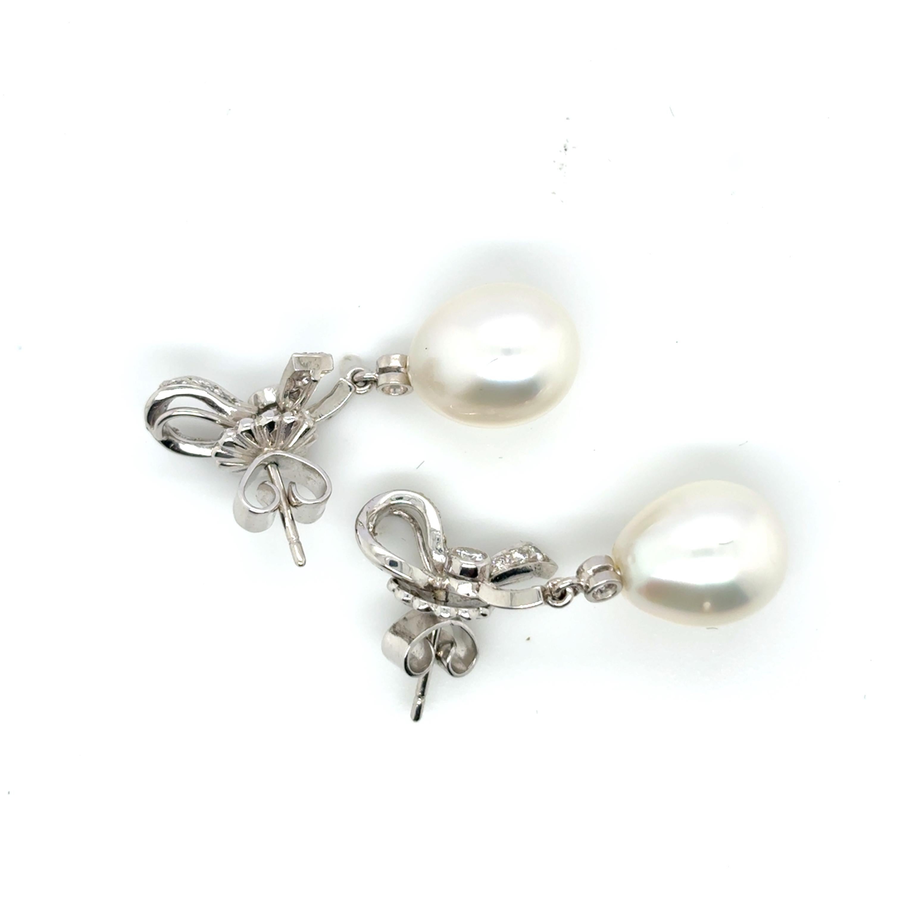 Round Cut 18k White Gold Diamond Ribbon Earrings For Sale