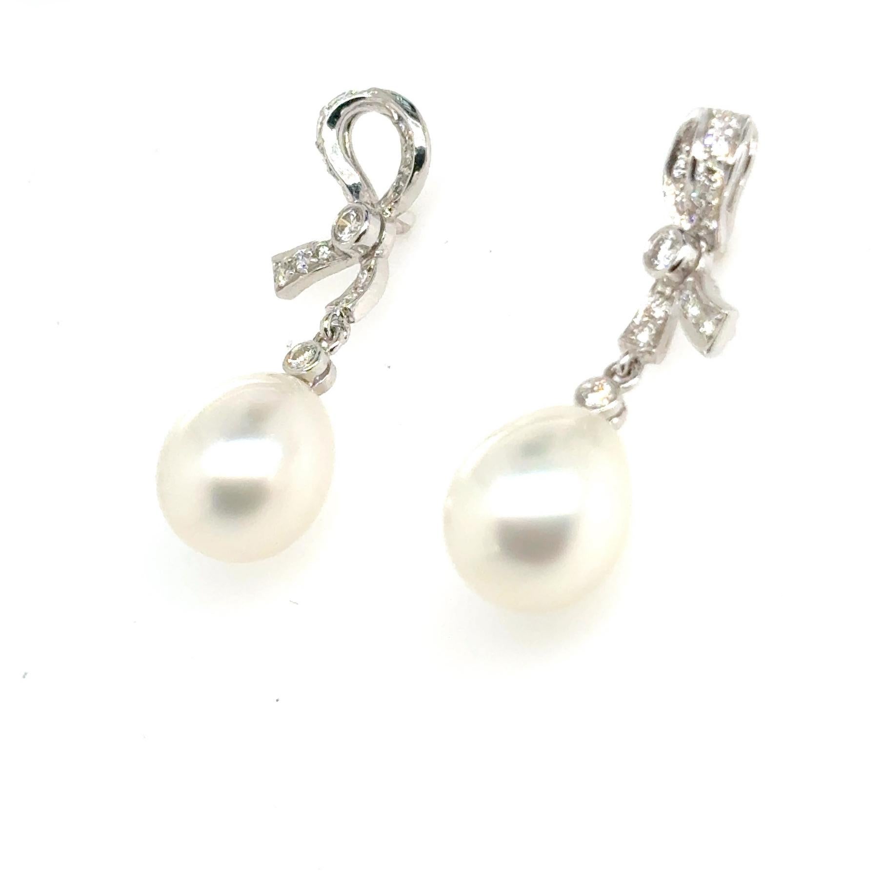 18k White Gold Diamond Ribbon Earrings In New Condition For Sale In Hong Kong, HK