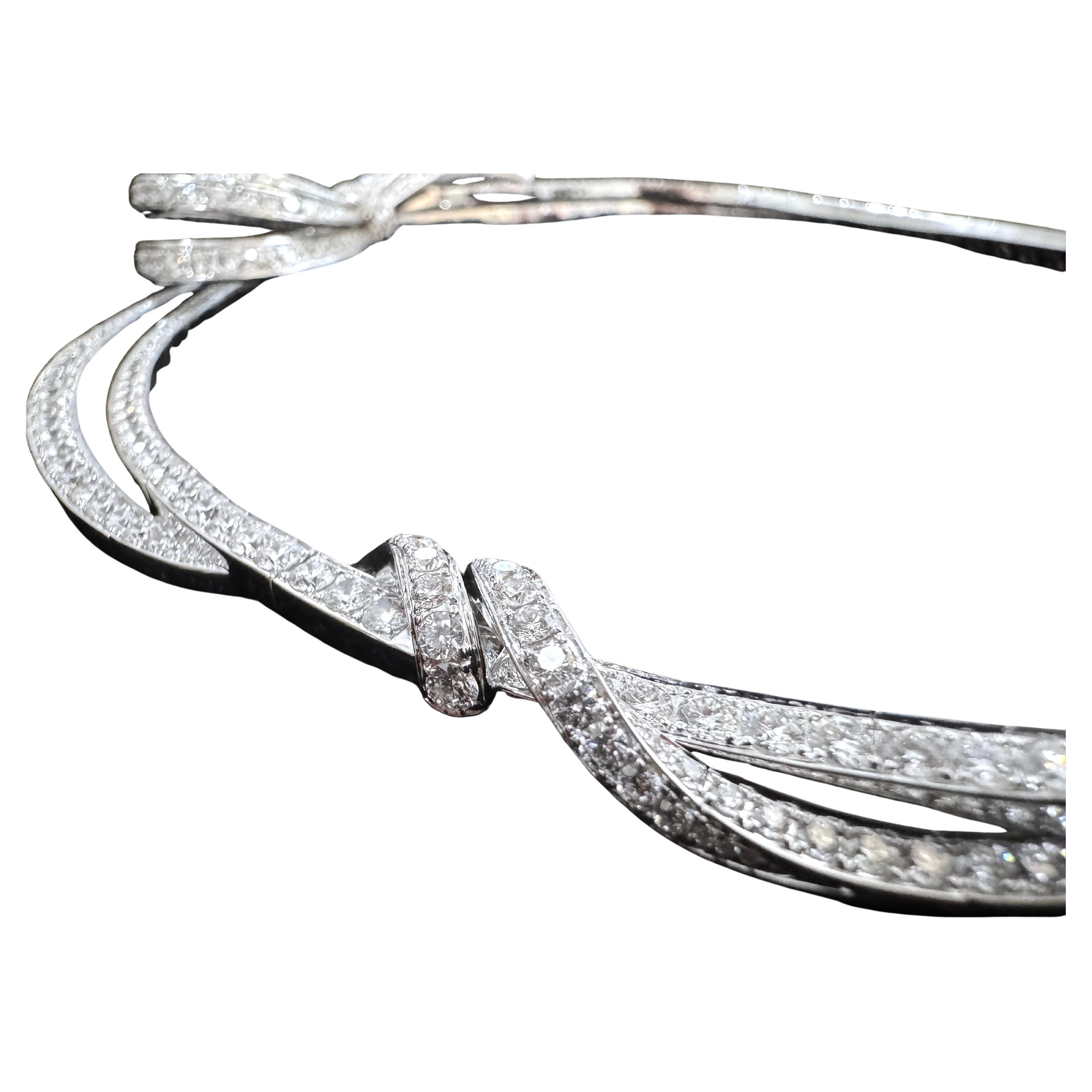 Contemporary 18k White Gold Diamond Ribbon Necklace For Sale